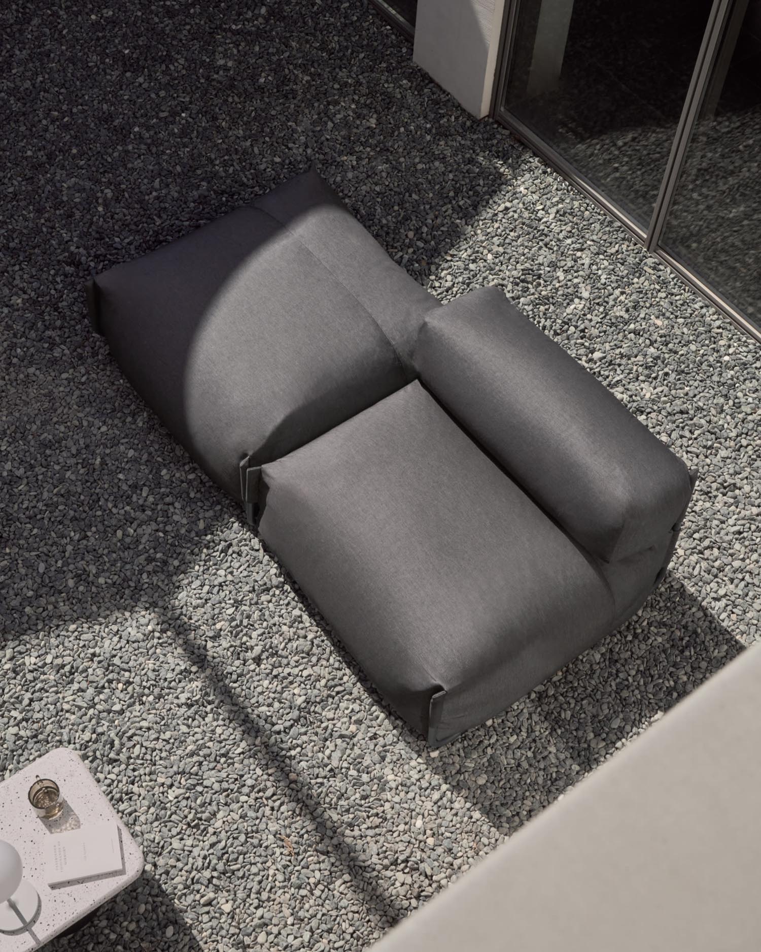 Stylisches, modulares Outdoor-Pouf in Dunkelgrau mit stabiler Aluminiumkonstruktion. Perfekt für Garten, Terrasse oder Balkon – für höchsten Komfort im Freien.