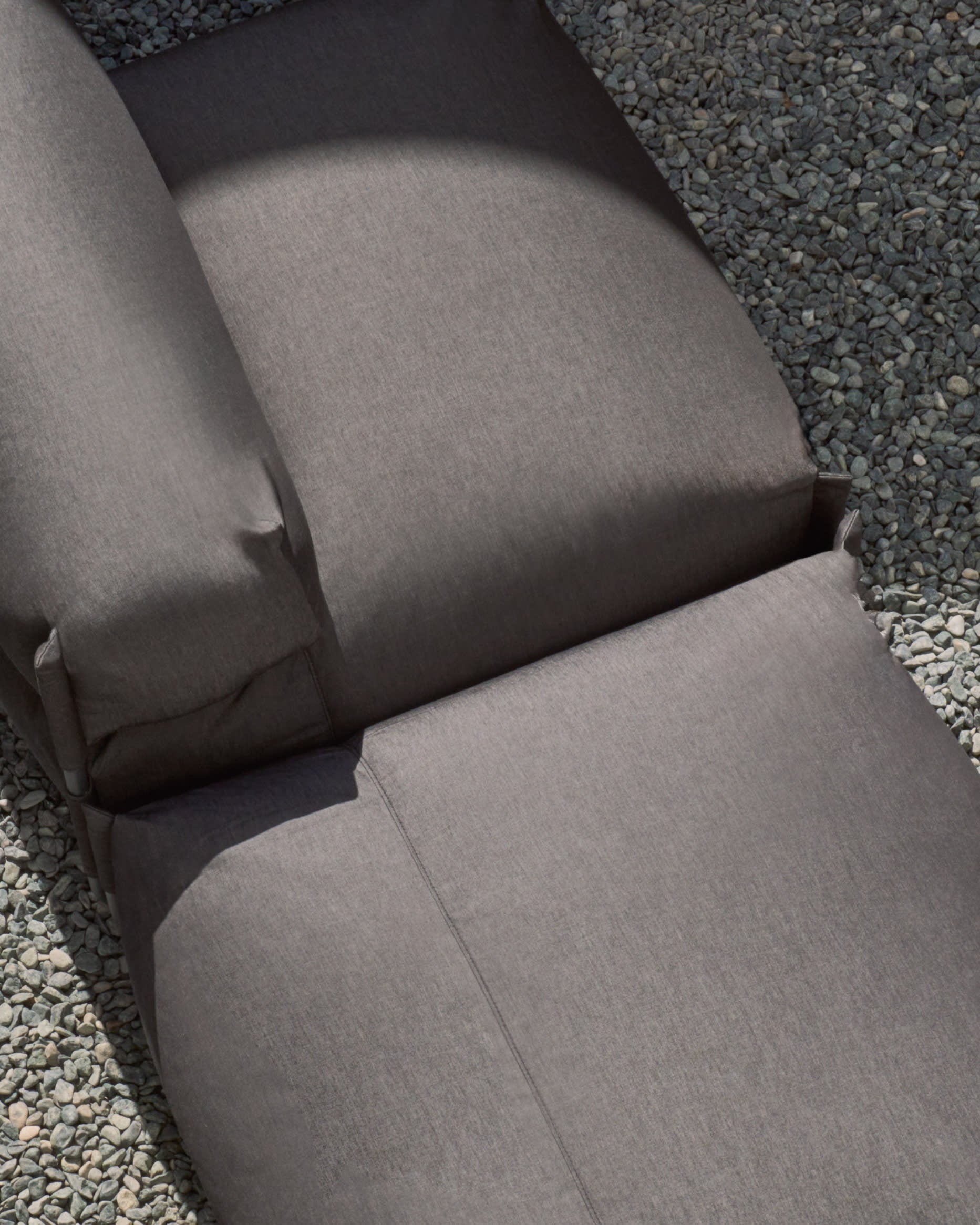 Elegantes, wetterfestes Outdoor-Pouf in Dunkelgrau mit ergonomischer Rückenlehne. Ideal für stilvolle Entspannung im Freien auf Terrasse oder Balkon.