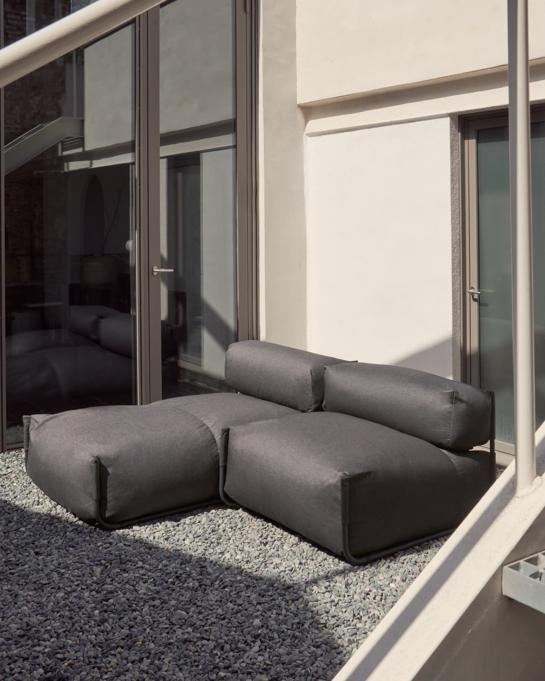 Elegantes, wetterfestes Outdoor-Pouf in Dunkelgrau mit ergonomischer Rückenlehne. Ideal für stilvolle Entspannung im Freien auf Terrasse oder Balkon.