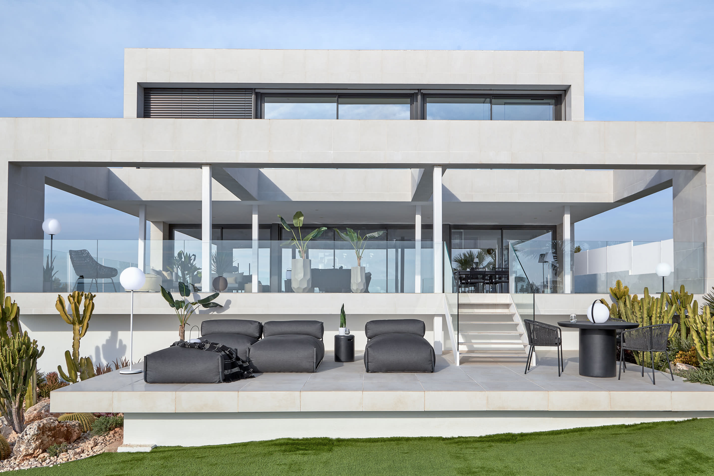 Elegantes, wetterfestes Outdoor-Modularsofa in Dunkelgrau mit ergonomischer Rückenlehne und robustem Aluminiumgestell, 101x101 cm – perfekt für entspannte Stunden im Freien.