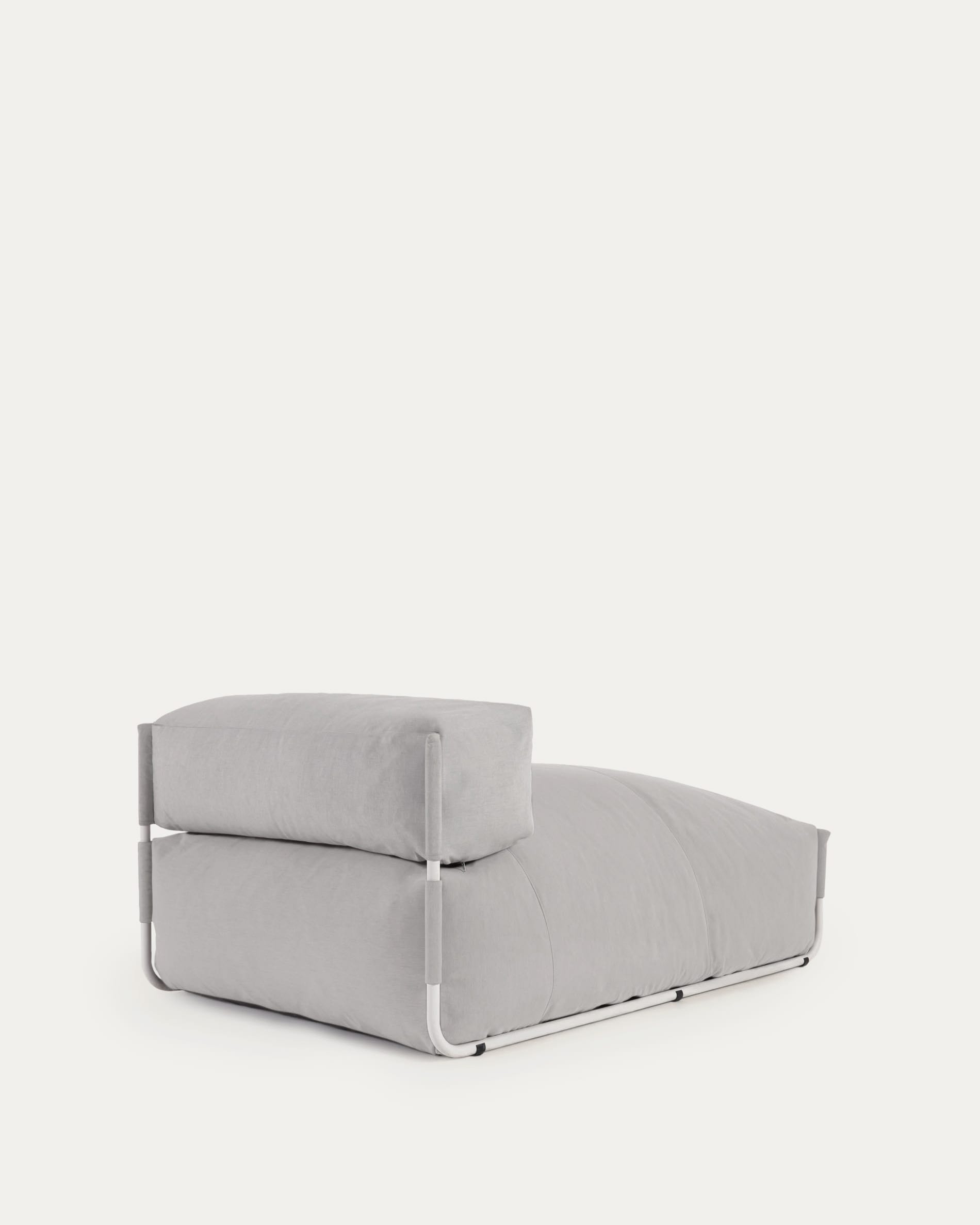 Gestalte deinen Außenbereich stilvoll mit dem Square Pouf Modularsofa longue von Kave Home. Wetterfest, elegant und komfortabel – perfekt für entspannte Stunden im Freien!