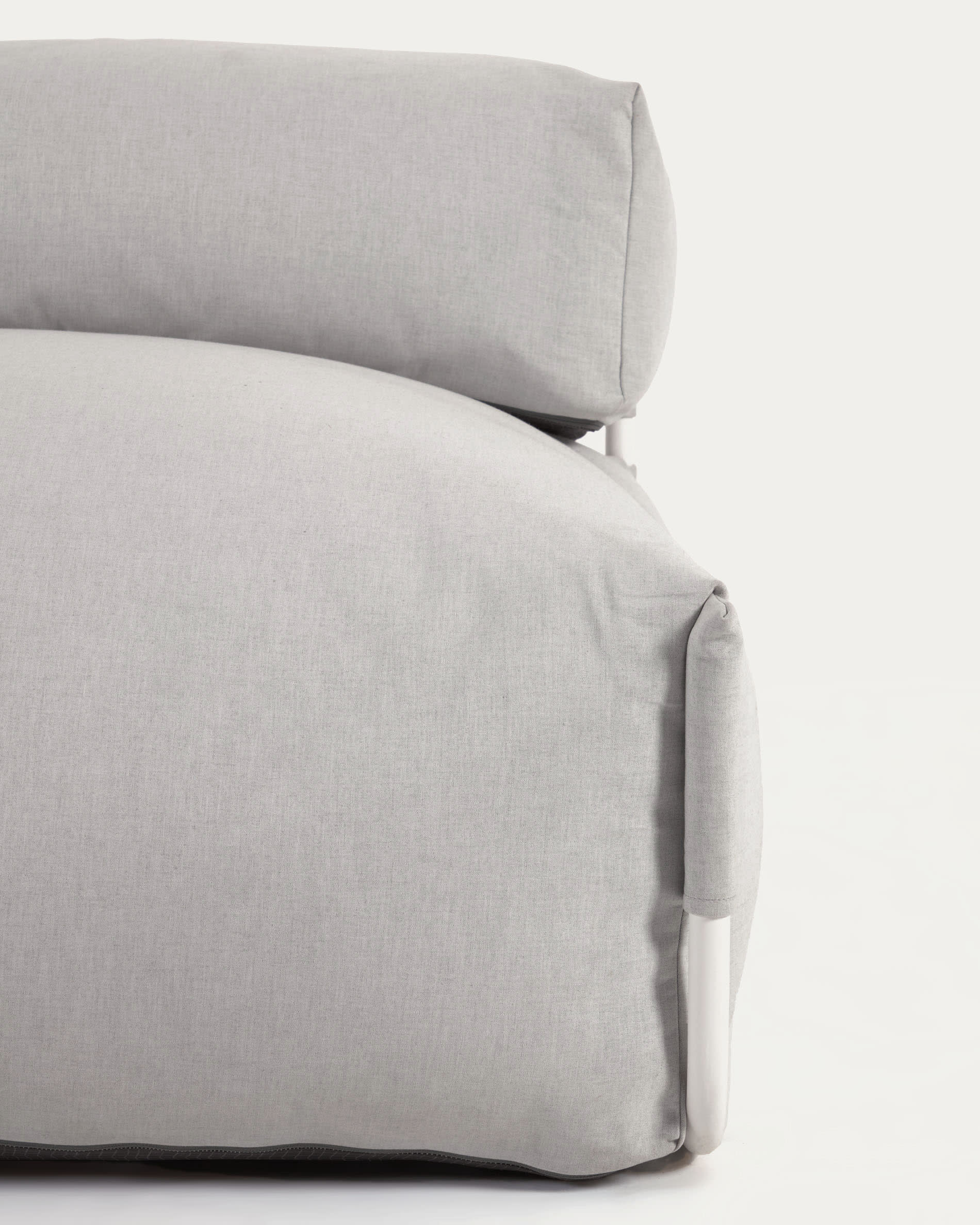 Verwandle deinen Außenbereich mit dem Square Pouf Modularsofa longue von Kave Home. Modernes Design, wetterfest und bequem – ideal für entspannte Momente im Freien!