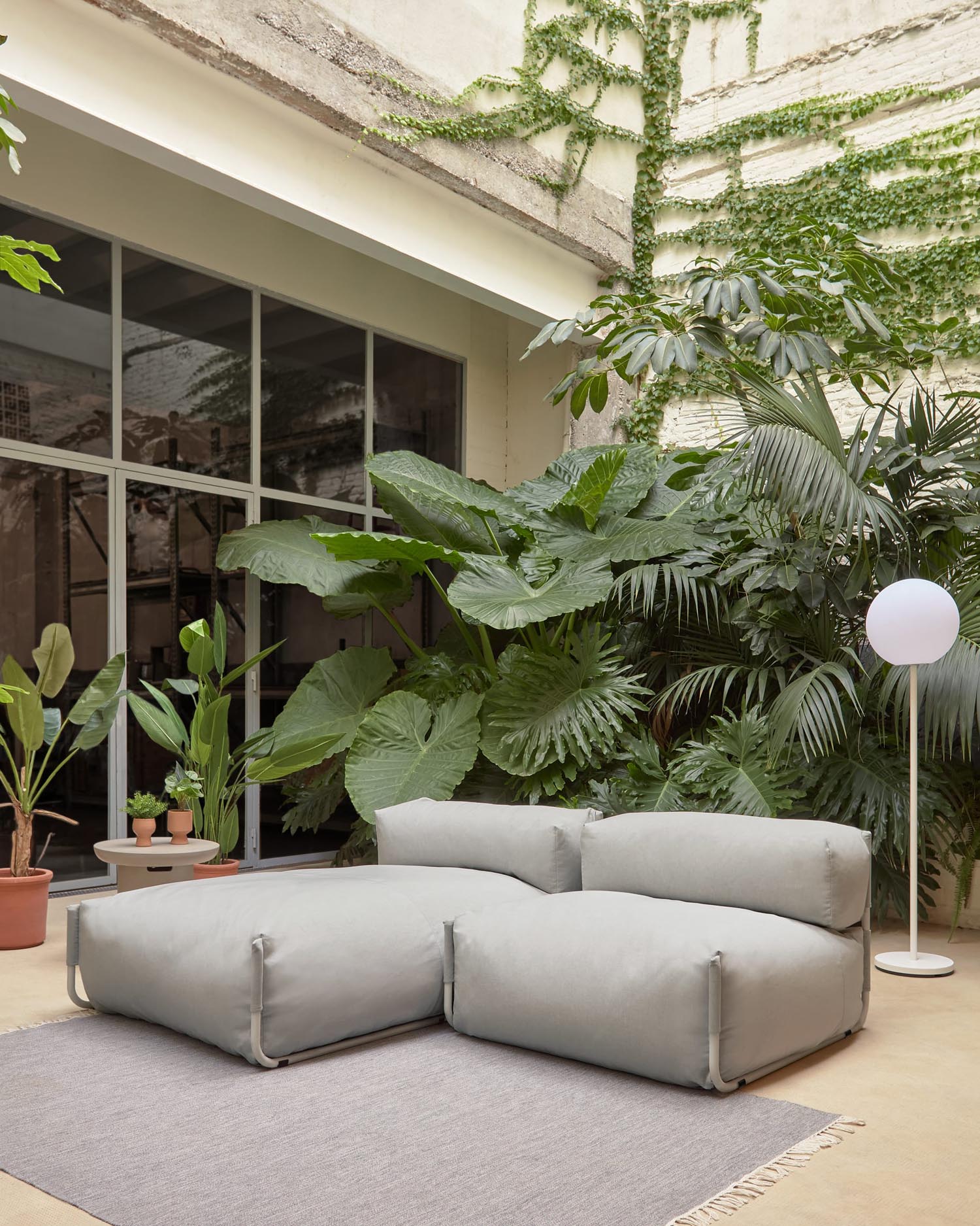 Verwandle deinen Außenbereich mit dem Square Pouf Modularsofa longue von Kave Home. Modernes Design, wetterfest und bequem – ideal für entspannte Momente im Freien!