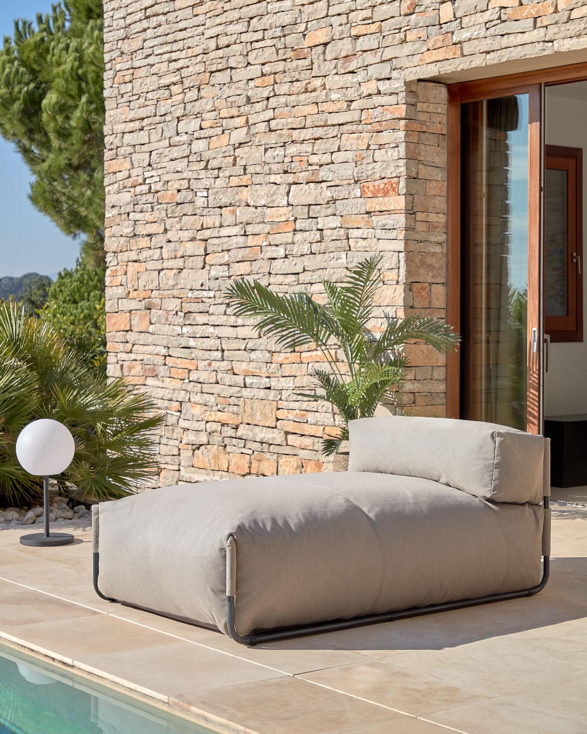 Gestalte deinen Aussenbereich mit dem Square Pouf Modularsofa von Kave Home. Wetterfest, komfortabel und in elegantem Grün mit schwarzem Aluminium – perfekt für entspannte Stunden!