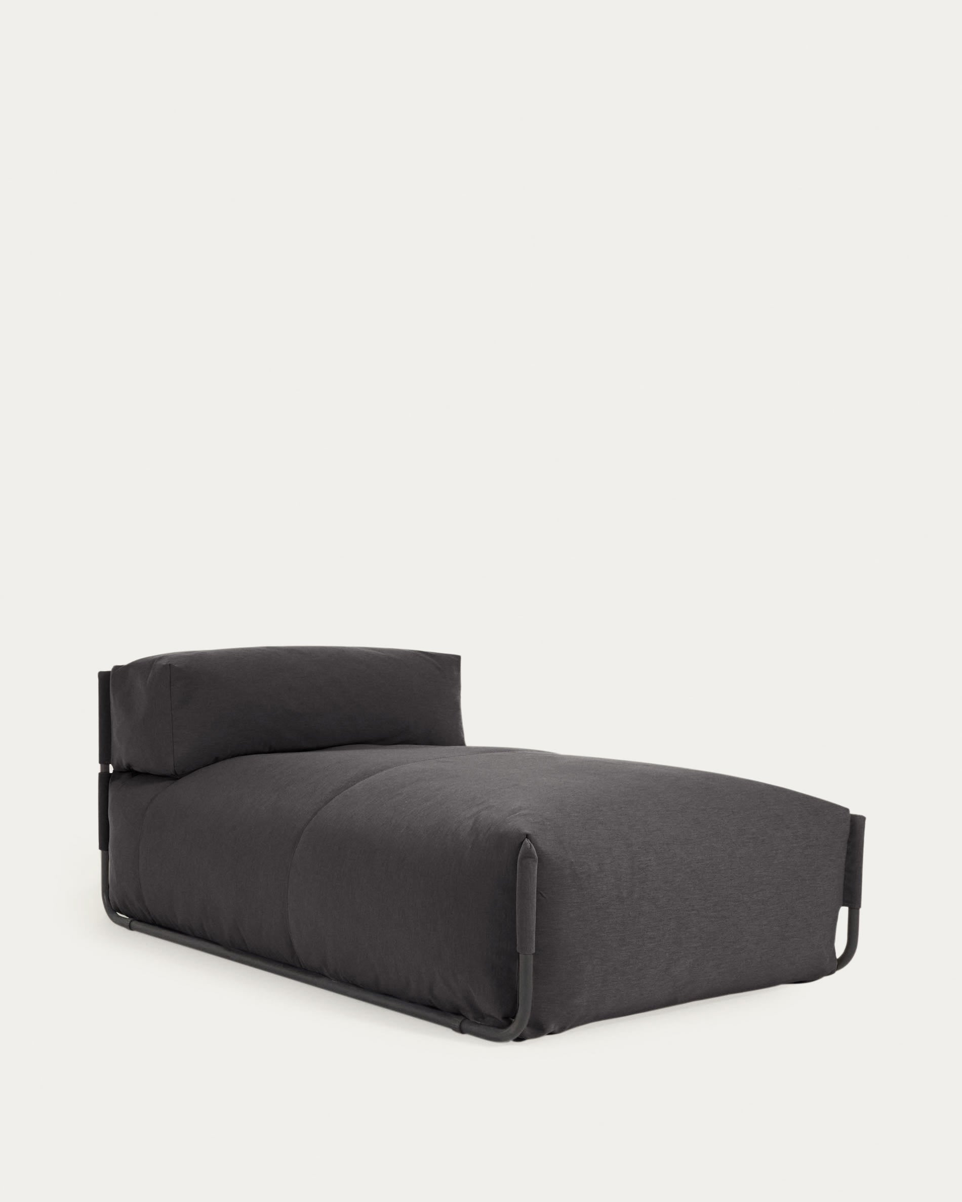 Entdecken Sie das Square Pouf Modularsofa longue von Kave Home: 100% outdoor-tauglich, dunkelgrau, mit Rückenlehne, ideal für stilvolle Lounges im Freien.