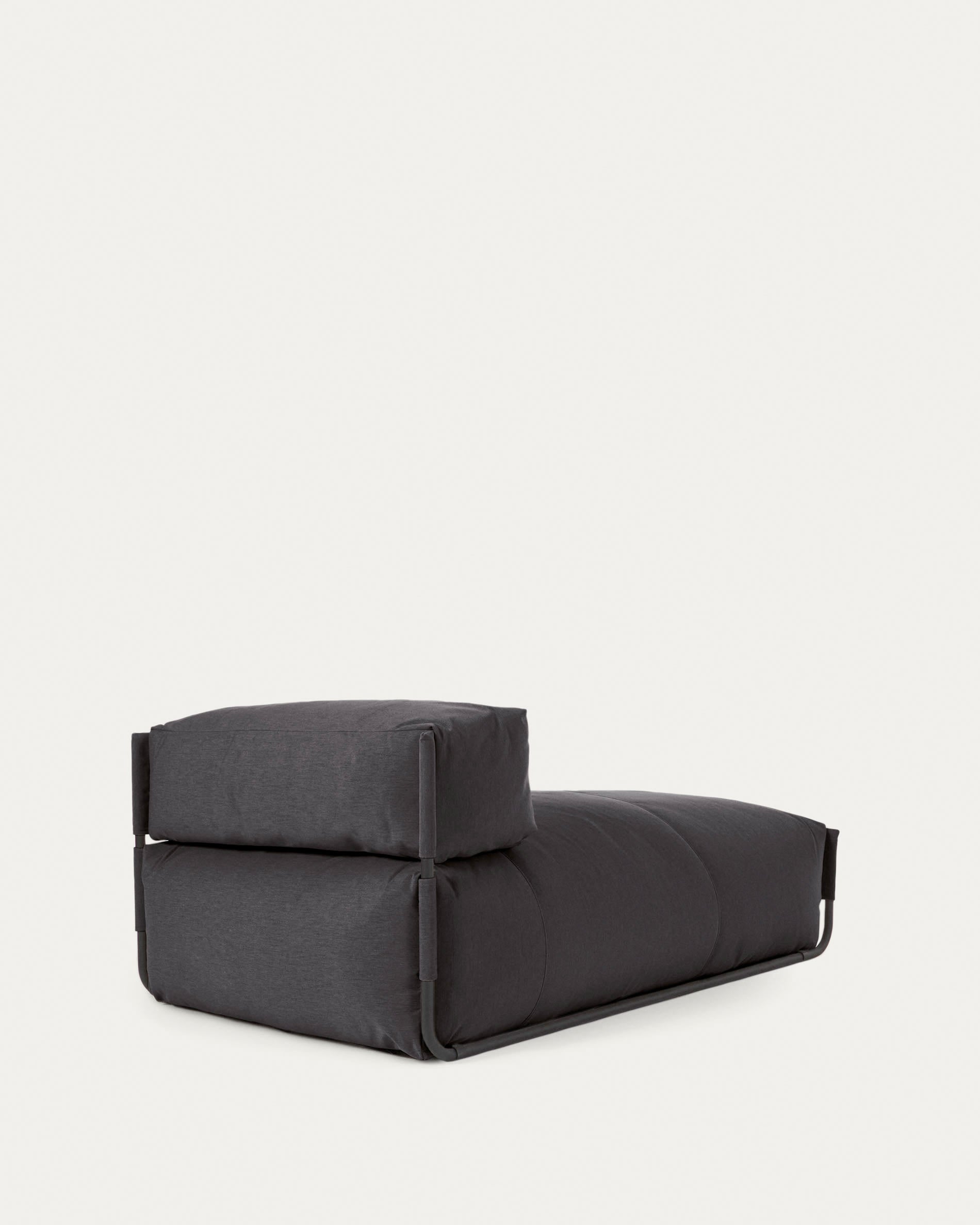Verwandeln Sie Ihren Außenbereich mit dem eleganten Square Pouf Modularsofa longue von Kave Home. Wetterfest, komfortabel und stilvoll!