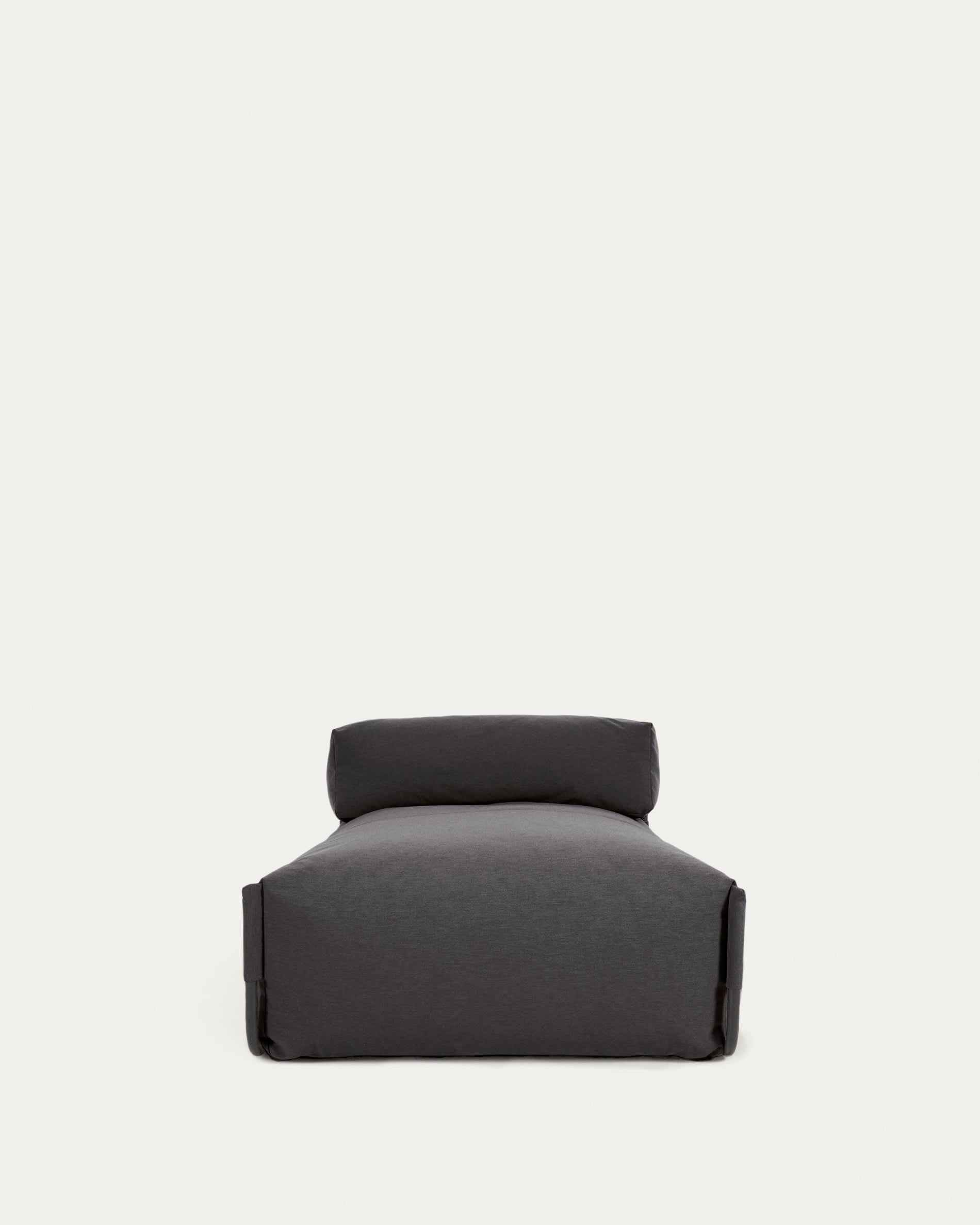 Verwandeln Sie Ihren Außenbereich mit dem eleganten Square Pouf Modularsofa longue von Kave Home. Wetterfest, komfortabel und stilvoll!