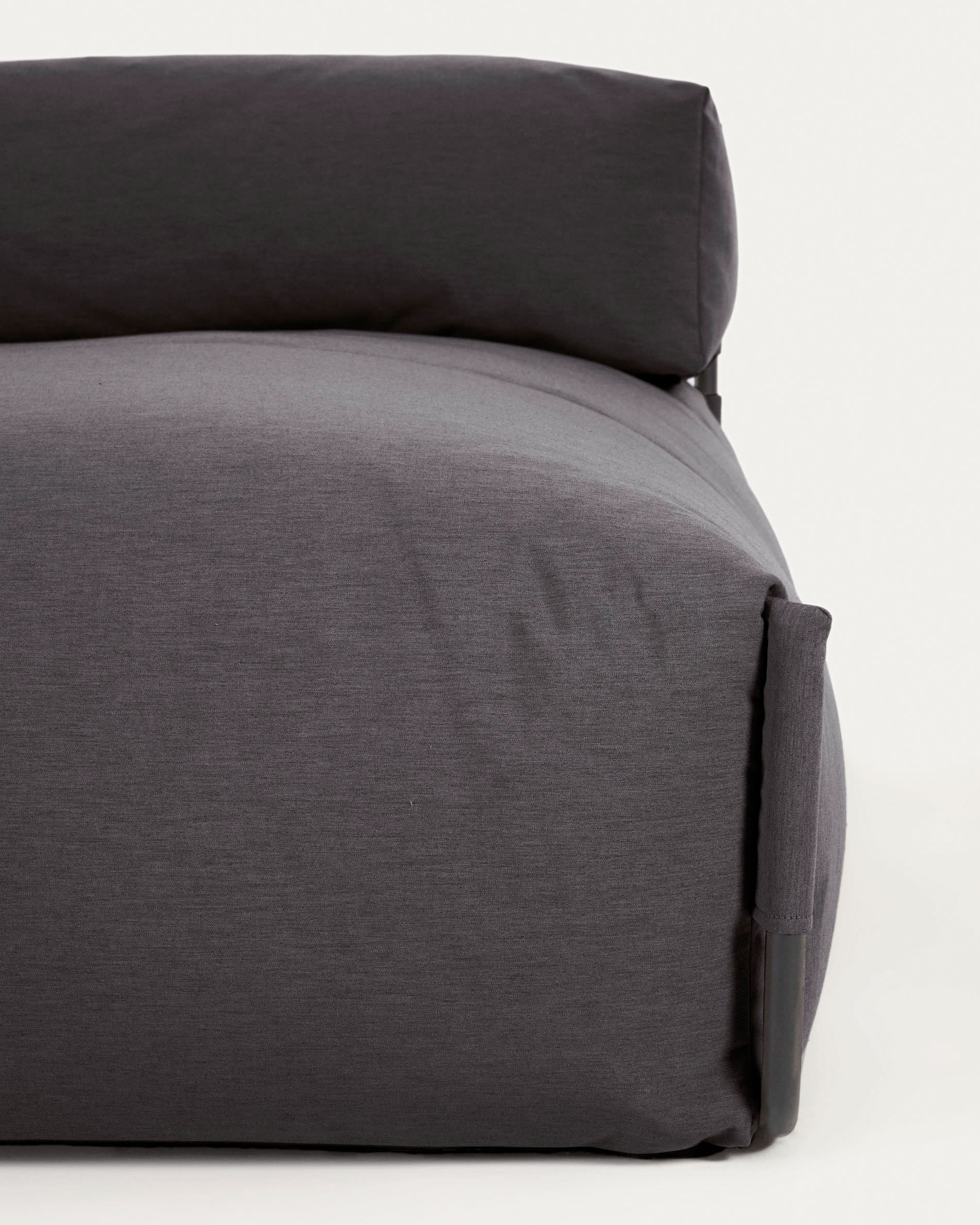 Genießen Sie stilvolle Entspannung im Freien mit dem Square Pouf Modularsofa longue von Kave Home. Robust, wetterfest und modern!