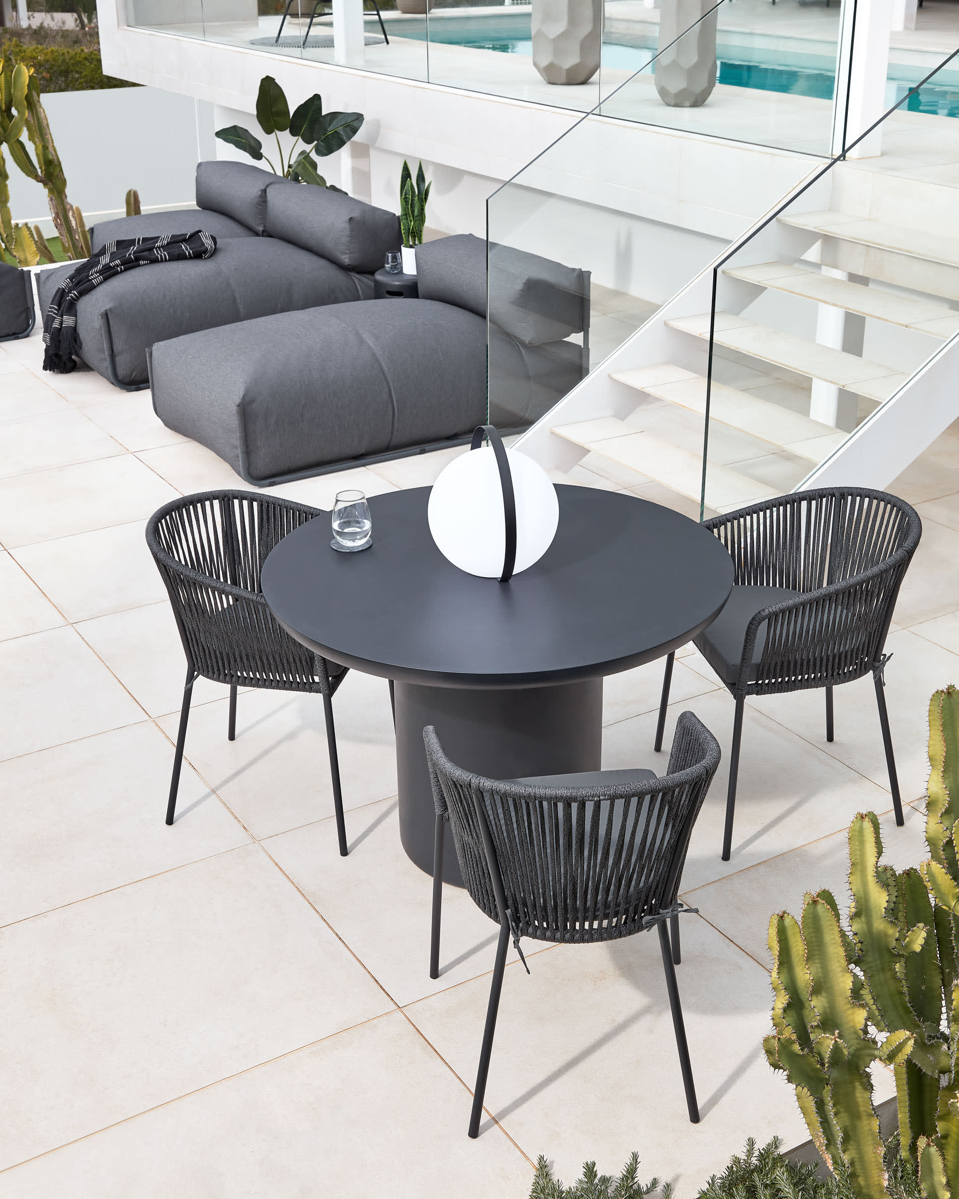 Genießen Sie stilvolle Entspannung im Freien mit dem Square Pouf Modularsofa longue von Kave Home. Robust, wetterfest und modern!