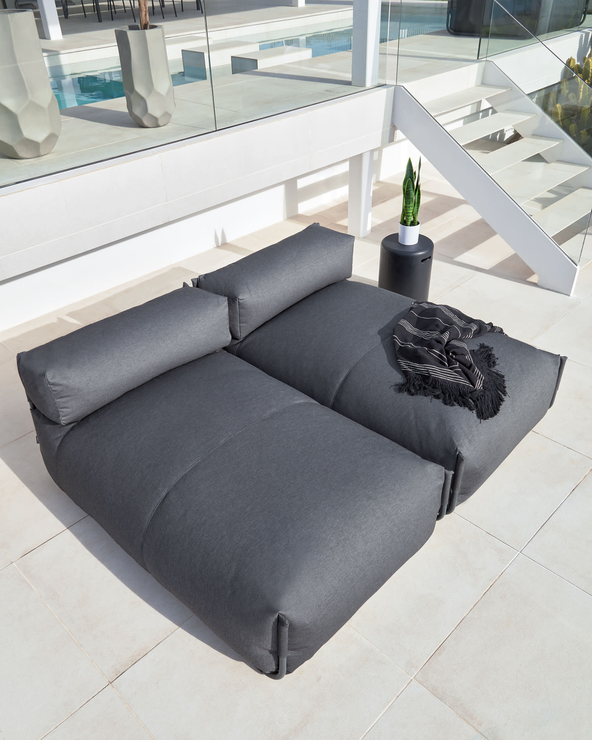Genießen Sie stilvolle Entspannung im Freien mit dem Square Pouf Modularsofa longue von Kave Home. Robust, wetterfest und modern!
