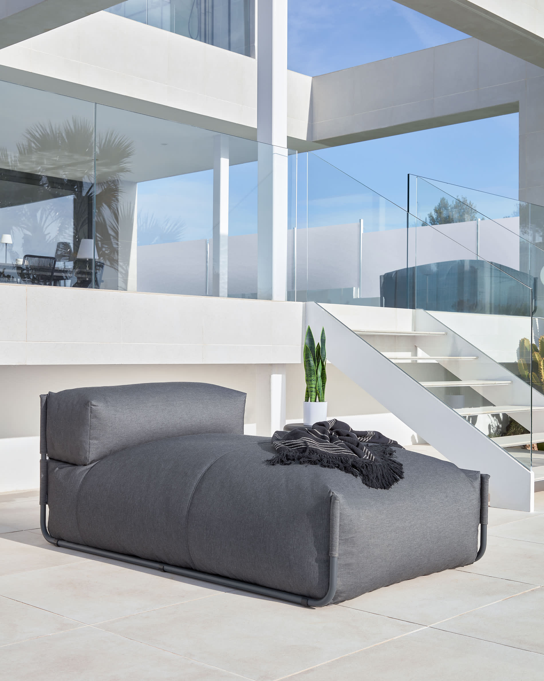 Genießen Sie stilvolle Entspannung im Freien mit dem Square Pouf Modularsofa longue von Kave Home. Robust, wetterfest und modern!
