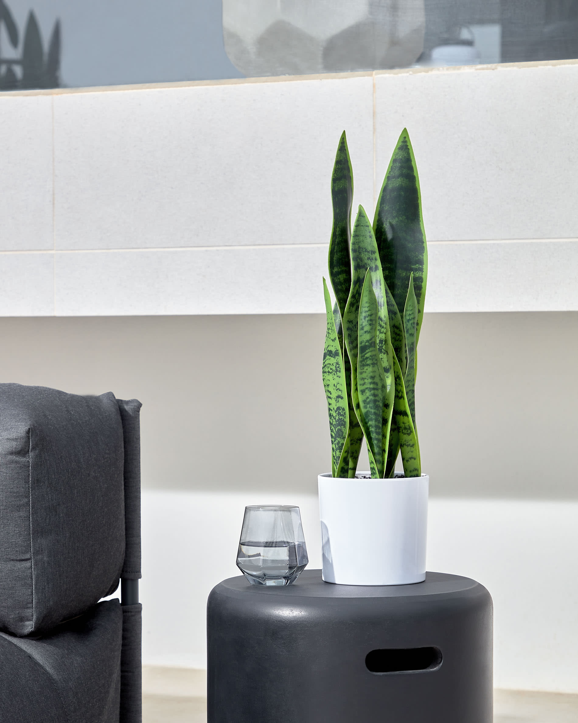 Verwandeln Sie Ihren Außenbereich mit dem eleganten Square Pouf Modularsofa longue von Kave Home. Wetterfest, komfortabel und stilvoll!