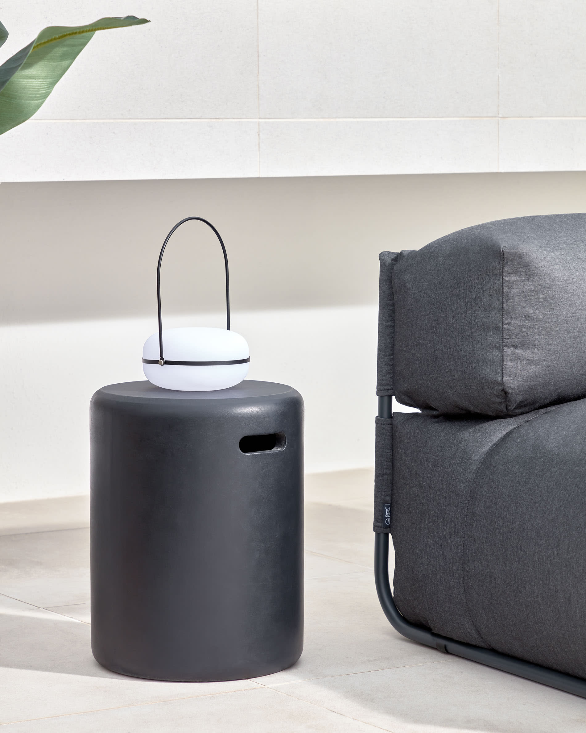 Genießen Sie stilvolle Entspannung im Freien mit dem Square Pouf Modularsofa longue von Kave Home. Robust, wetterfest und modern!