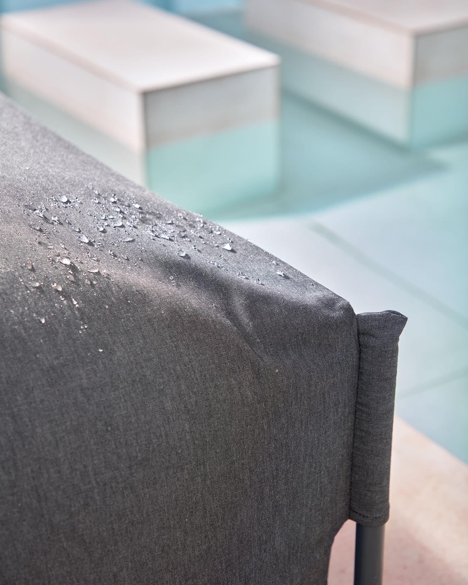 Verwandeln Sie Ihren Außenbereich mit dem eleganten Square Pouf Modularsofa longue von Kave Home. Wetterfest, komfortabel und stilvoll!
