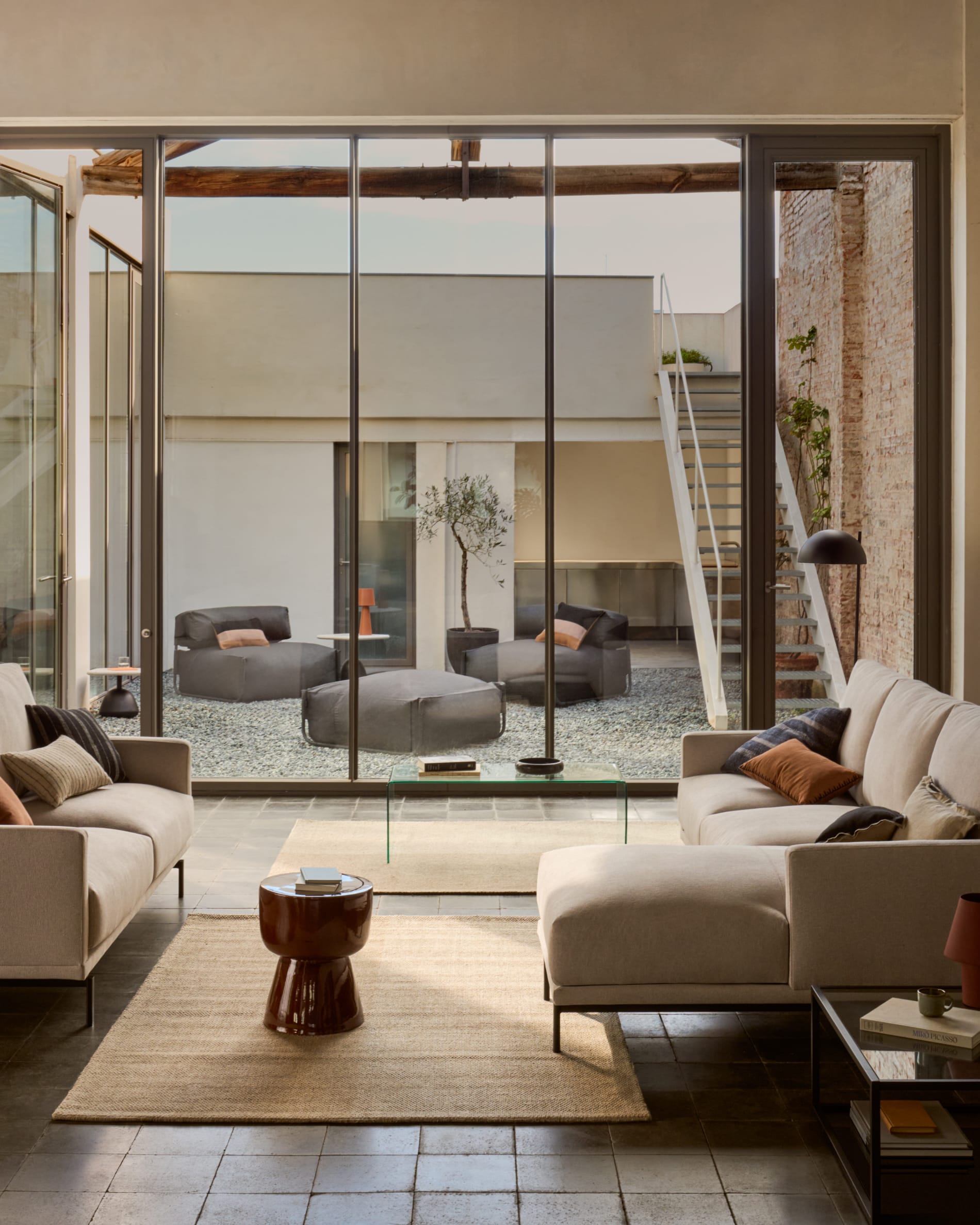 Genießen Sie stilvolle Entspannung im Freien mit dem Square Pouf Modularsofa longue von Kave Home. Robust, wetterfest und modern!