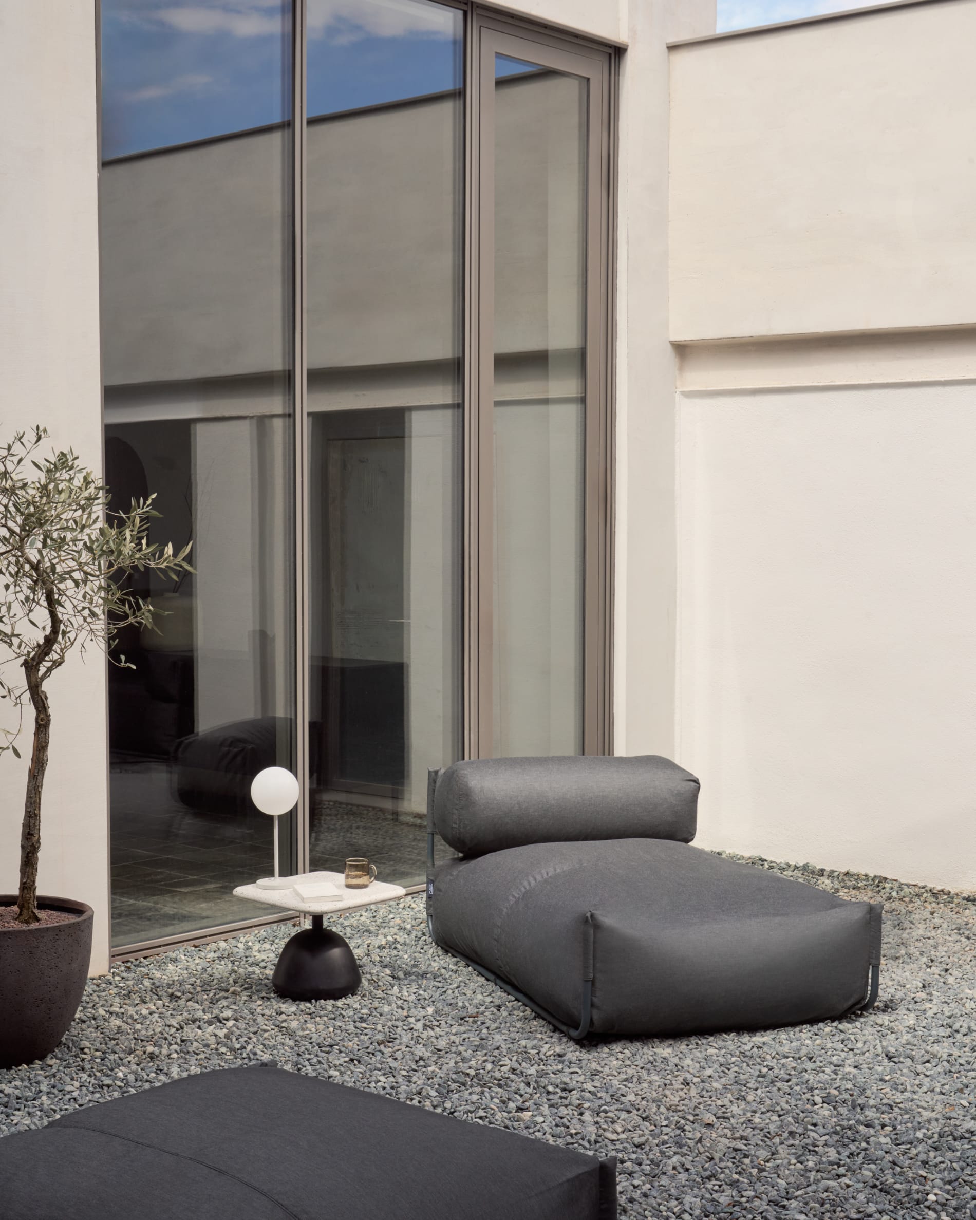 Genießen Sie stilvolle Entspannung im Freien mit dem Square Pouf Modularsofa longue von Kave Home. Robust, wetterfest und modern!