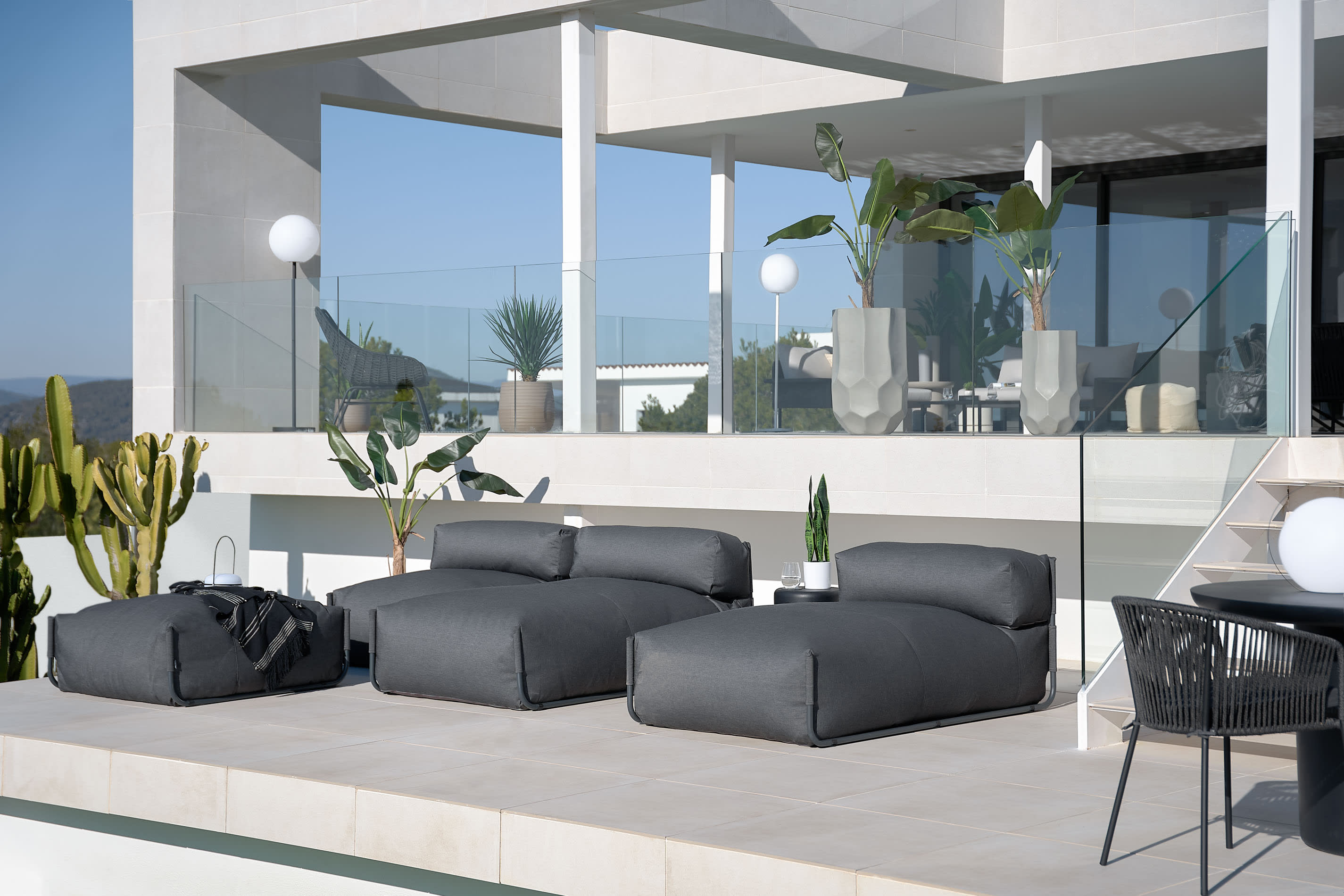 Verwandeln Sie Ihren Außenbereich mit dem eleganten Square Pouf Modularsofa longue von Kave Home. Wetterfest, komfortabel und stilvoll!