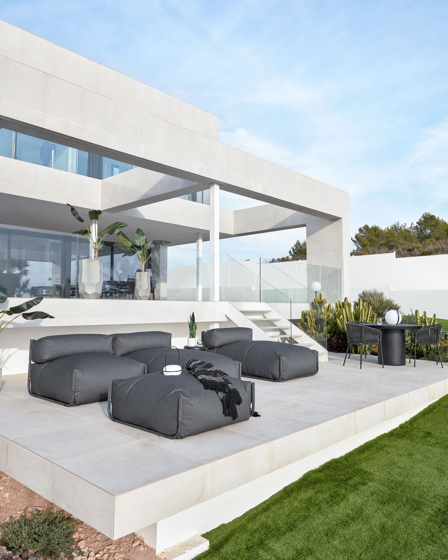 Verwandeln Sie Ihren Außenbereich mit dem eleganten Square Pouf Modularsofa longue von Kave Home. Wetterfest, komfortabel und stilvoll!