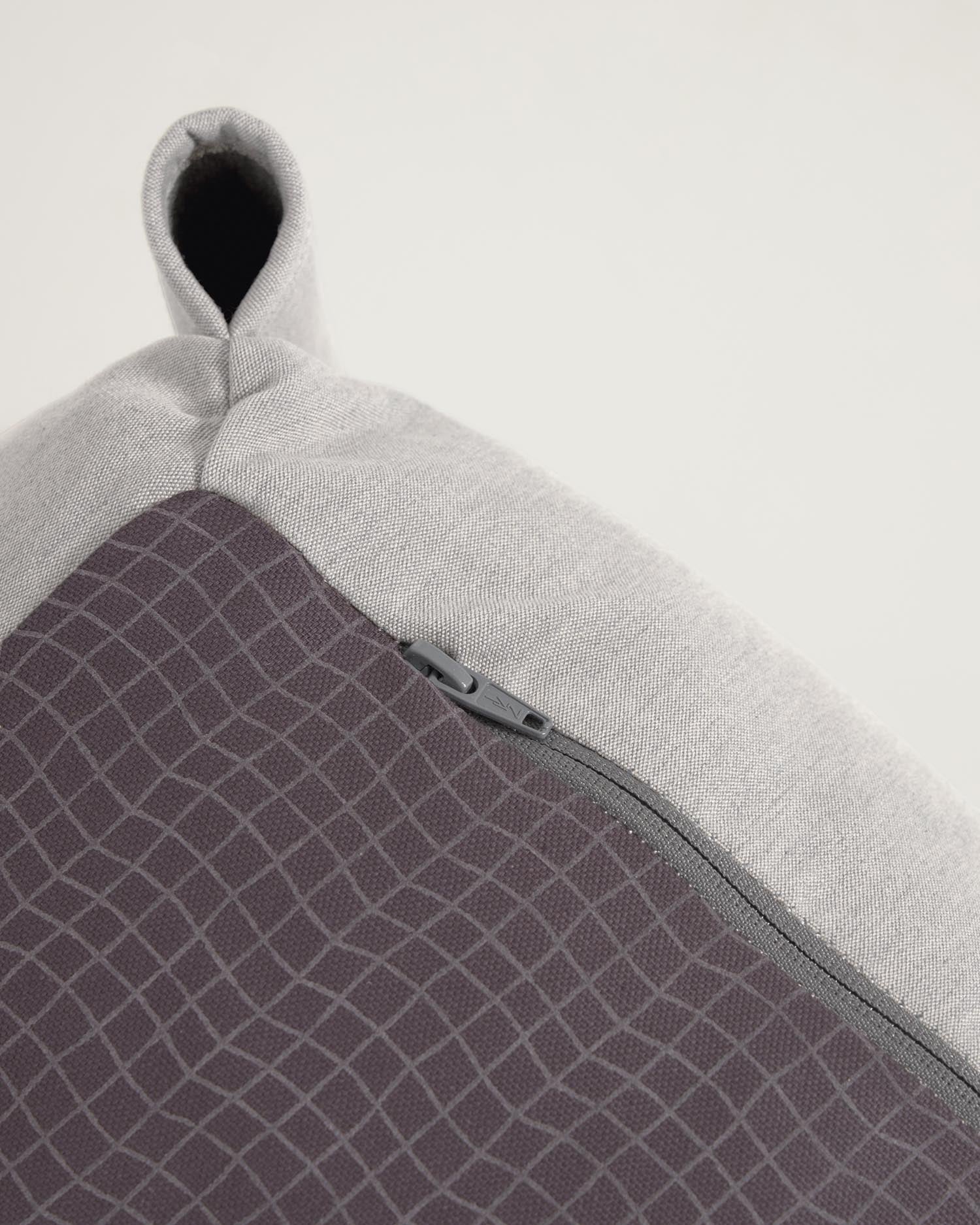 Gestalten Sie Ihren Außenbereich stilvoll mit dem Square Pouf Modularsofa von Kave Home. Wetterfest, modular und bequem – ideal für entspannte Stunden!