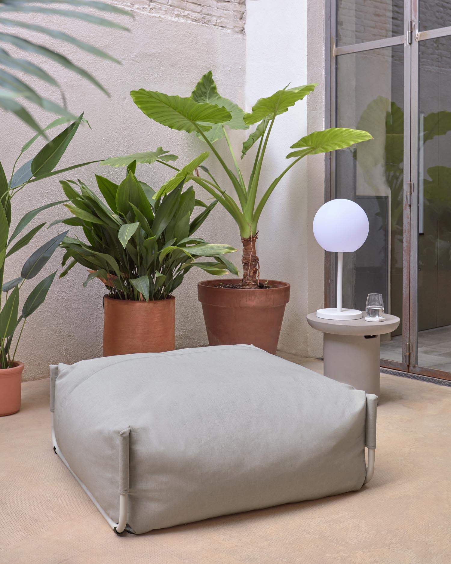 Genießen Sie mit dem Square Pouf Modularsofa von Kave Home stilvollen Komfort im Freien. Hellgraue Polsterung und robustes Aluminium machen es ideal für jeden Außenbereich.