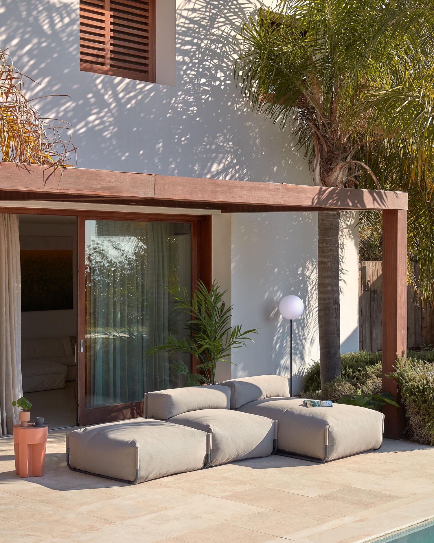 Verwandeln Sie Ihren Außenbereich mit dem modularen Pouf-Sofa "Square" von Kave Home. Stilvoll, wetterfest und flexibel – ideal für entspannte Stunden im Freien!