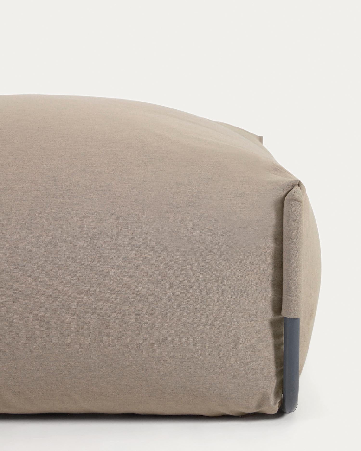 Verwandeln Sie Ihren Außenbereich mit dem modularen Pouf-Sofa "Square" von Kave Home. Robust, stilvoll und perfekt kombinierbar!