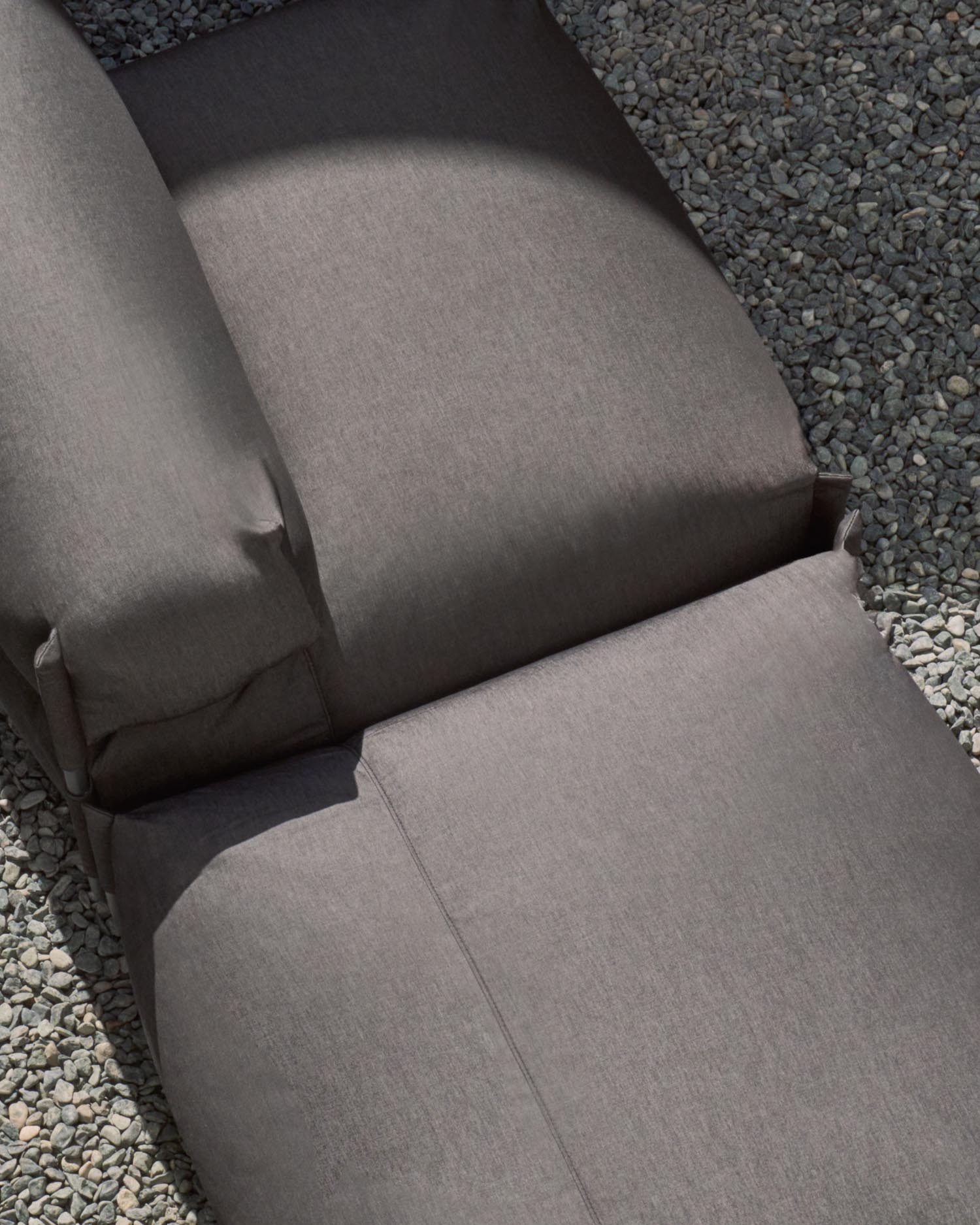 Entspannen Sie stilvoll mit dem Square Pouf Modularsofa von Kave Home. 101 x 101 cm, robustes Aluminium und wetterfester Stoff für jeden Außenbereich!