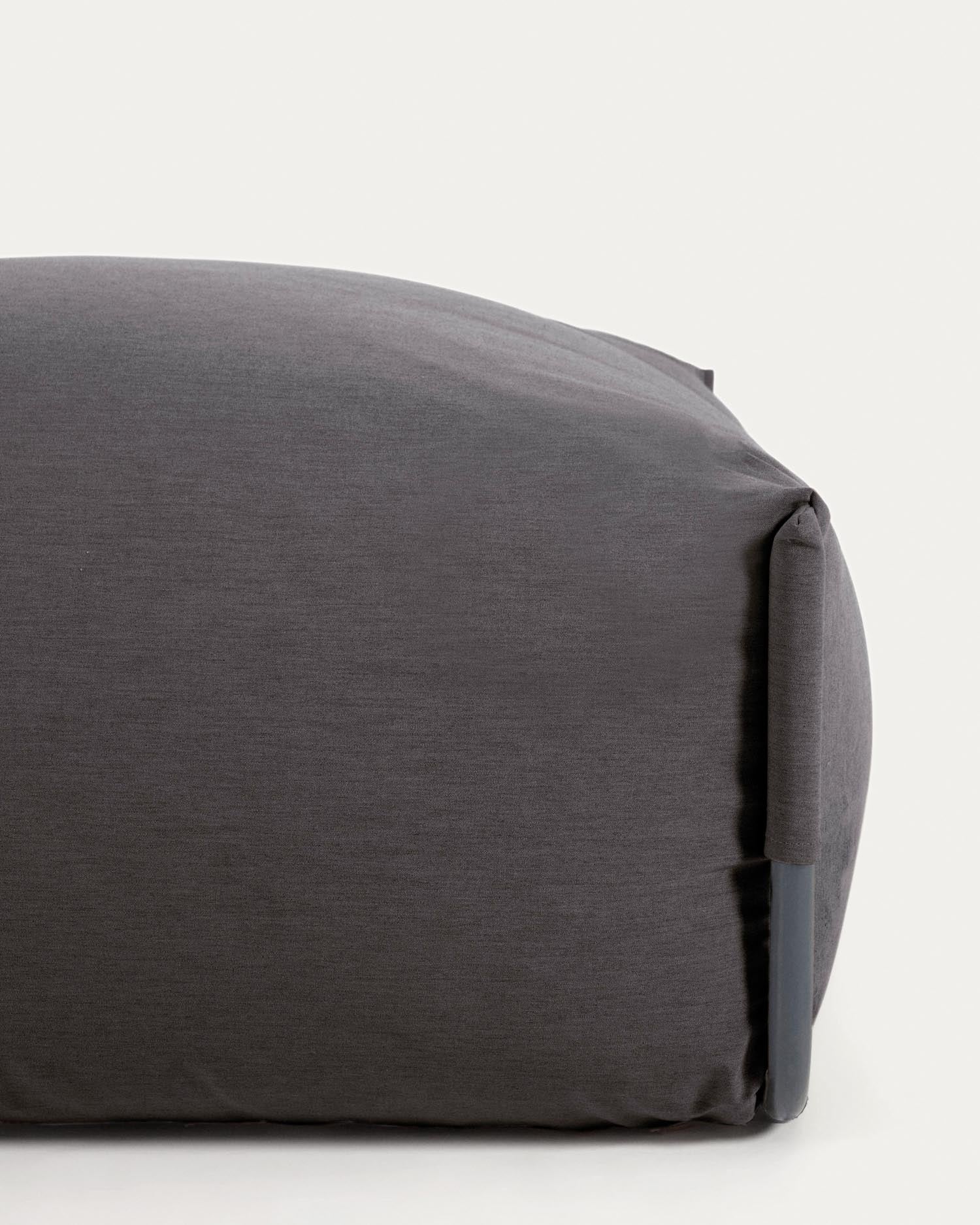 Entspannen Sie stilvoll mit dem Square Pouf Modularsofa von Kave Home. 101 x 101 cm, wetterfest und robust – ideal für jeden Außenbereich!