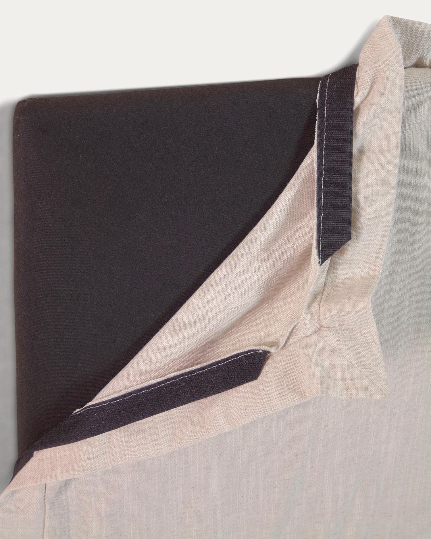 Das Tanit Bettkopfteil von Kave Home bietet elegantes Design und praktische Funktionalität. Der abnehmbare Leinenbezug in Weiß sorgt für frischen Stil und einfache Reinigung.