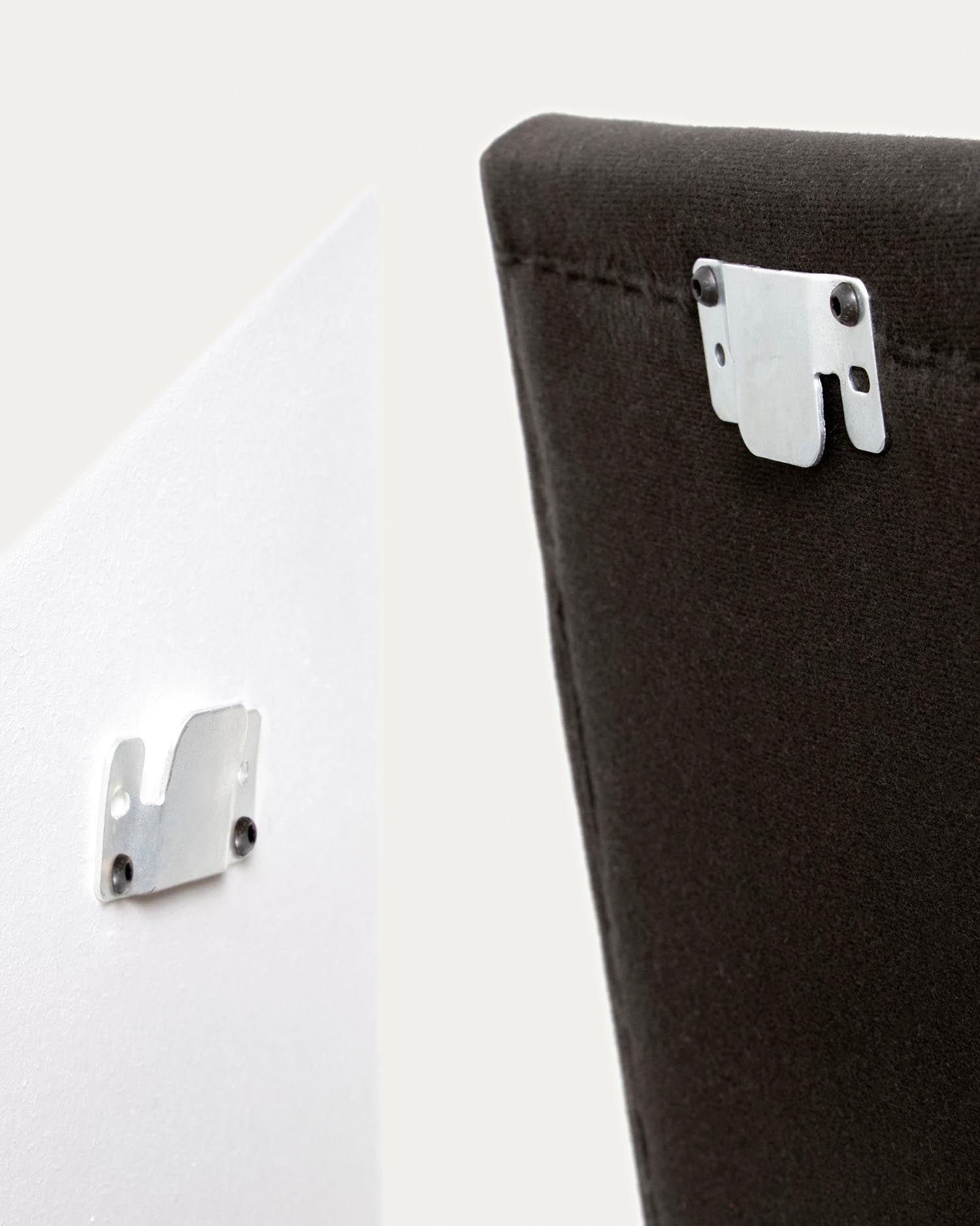 Das Tanit Bettkopfteil von Kave Home vereint stilvolles Design mit nachhaltiger Funktionalität. Der abnehmbare Leinenbezug in Weiß sorgt für zeitlose Eleganz und einfache Pflege.