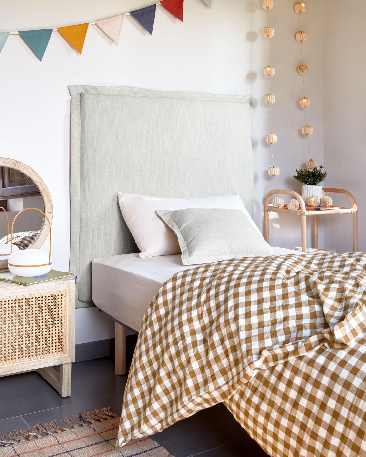 Verleihen Sie Ihrem Schlafzimmer mit dem Tanit Kopfteil von Kave Home Stil und Komfort. Abnehmbarer Leinenbezug in Weiß, ideal für 90 cm Betten.