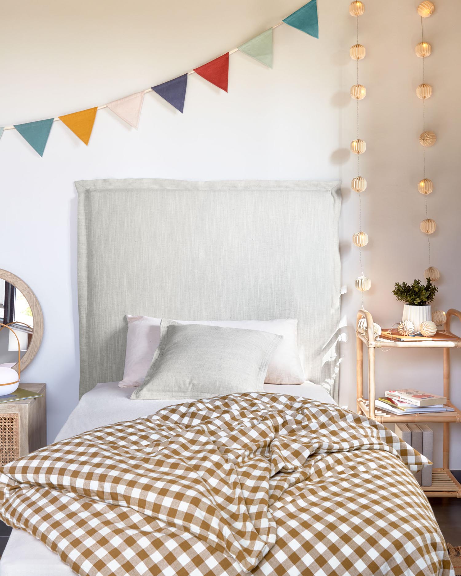 Das Tanit Bettkopfteil von Kave Home bietet stilvolle Eleganz und praktische Pflege. Der abnehmbare Leinenbezug in Weiß bringt frischen Charme in Ihr Schlafzimmer.