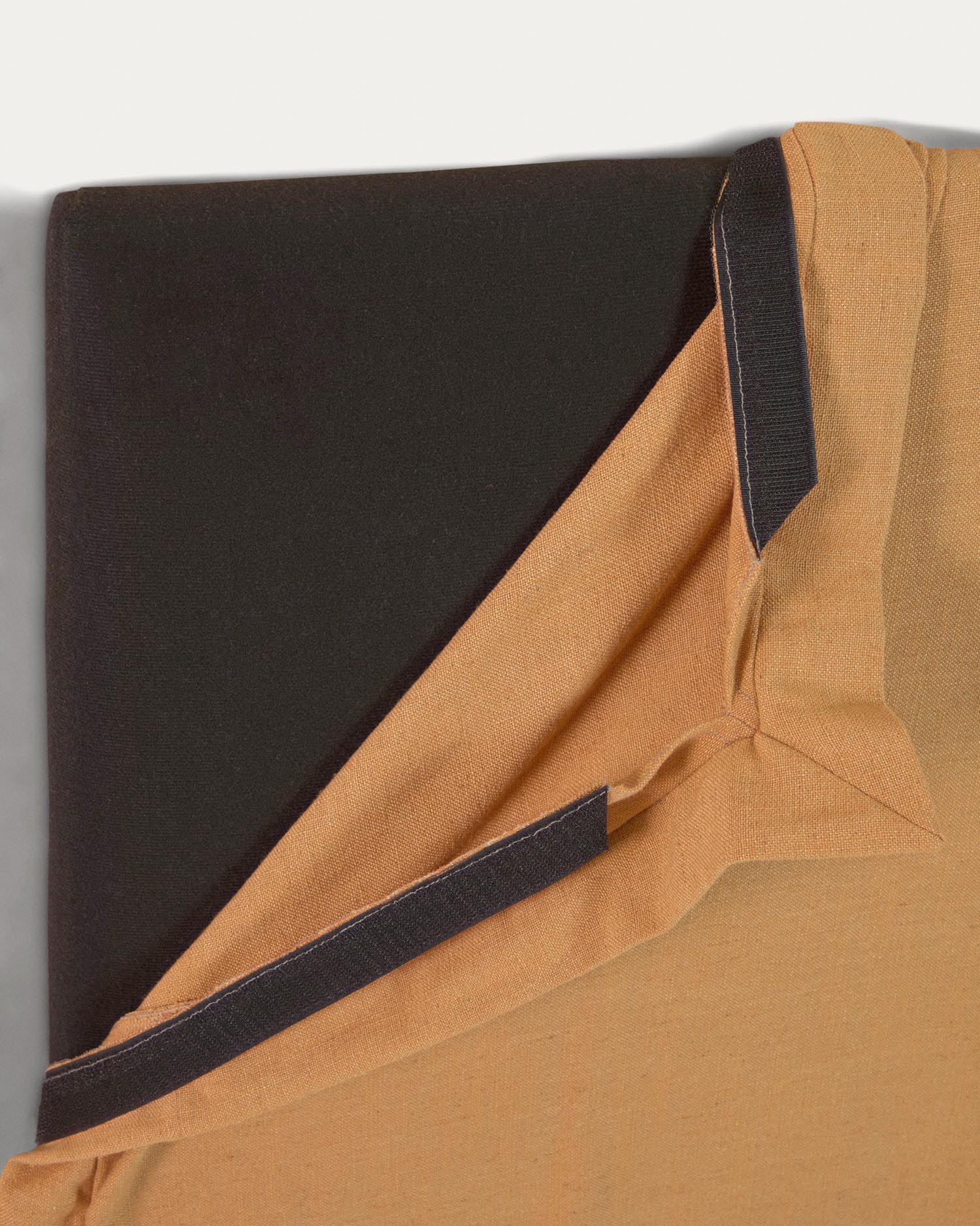 Tanit Bettkopfteil in Senfgelb von Kave Home: Elegantes Design, abnehmbarer Leinenbezug, perfekt für 90 cm Betten. Pflegeleicht und nachhaltig.