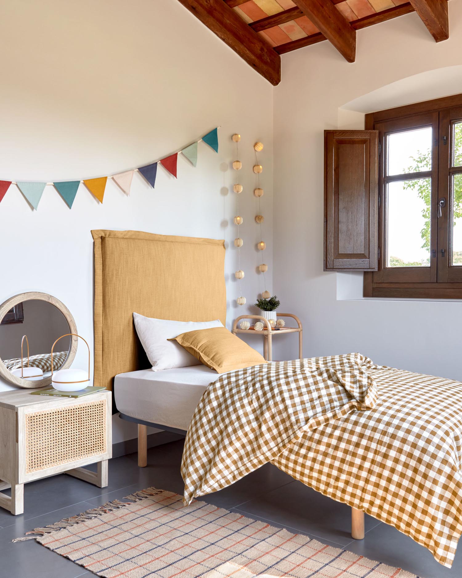 Tanit Bettkopfteil in Senfgelb von Kave Home: Elegantes Design, abnehmbarer Leinenbezug, ideal für 90 cm Betten. Nachhaltig und pflegeleicht.