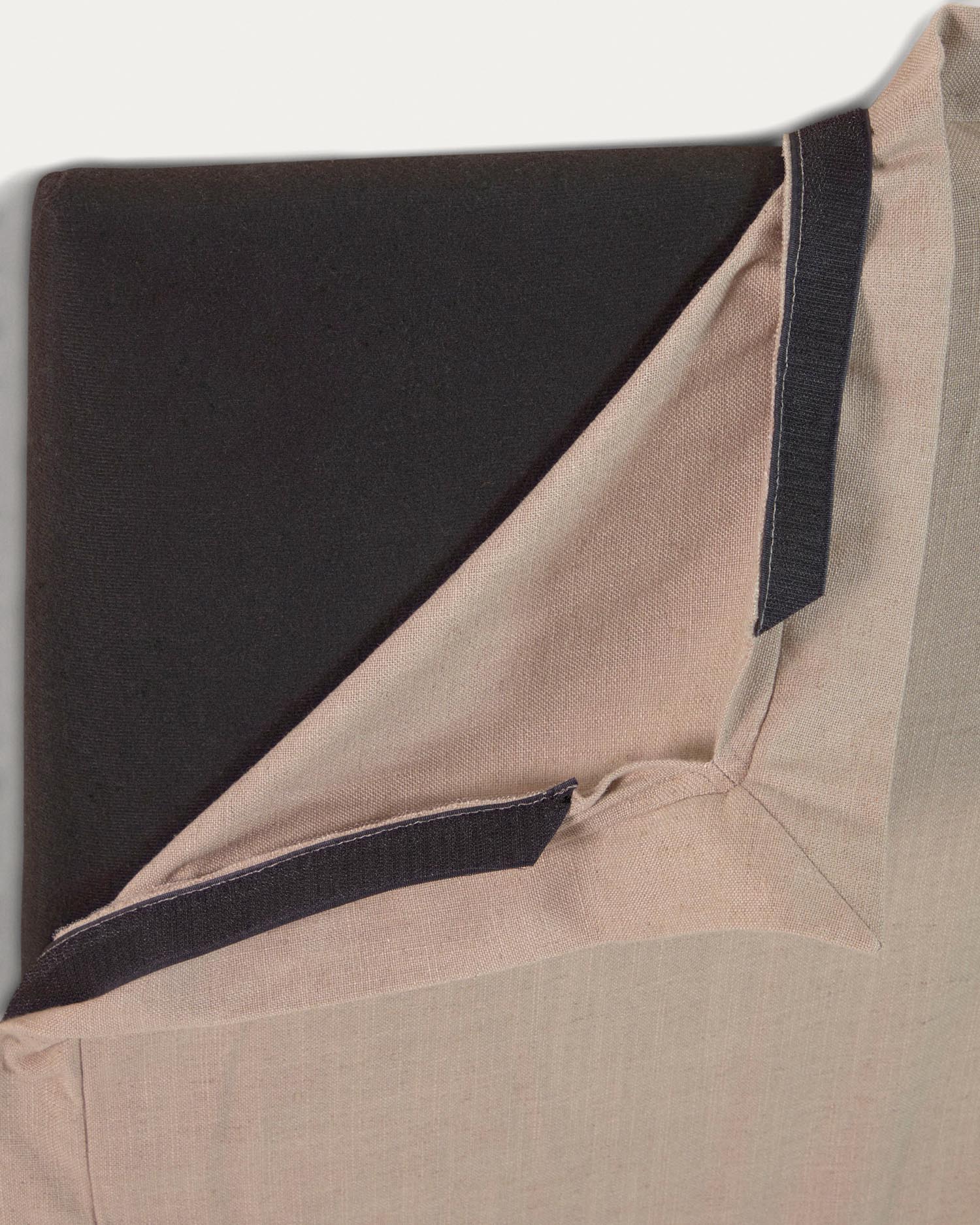 Gestalten Sie Ihr Schlafzimmer stilvoll mit dem Tanit Bettkopfteil von Kave Home. Der elegante, abnehmbare Leinenbezug in Beige sorgt für Komfort und Pflegeleichtigkeit.