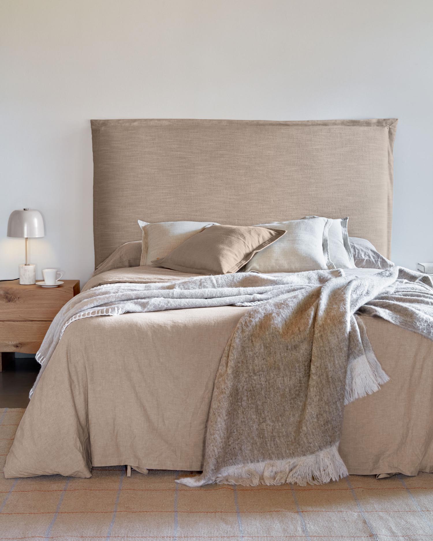 Verleihen Sie Ihrem Schlafzimmer mit dem Tanit Bettkopfteil von Kave Home einen Hauch von Eleganz. Der abnehmbare Leinenbezug in Beige bietet Komfort und einfache Pflege.