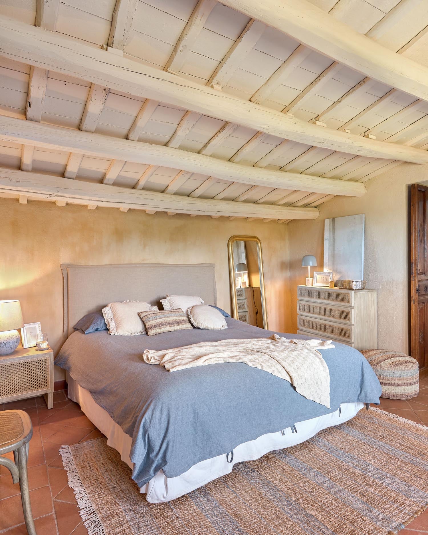 Gestalten Sie Ihr Schlafzimmer stilvoll mit dem Tanit Bettkopfteil von Kave Home. Der elegante, abnehmbare Leinenbezug in Beige sorgt für Komfort und Pflegeleichtigkeit.