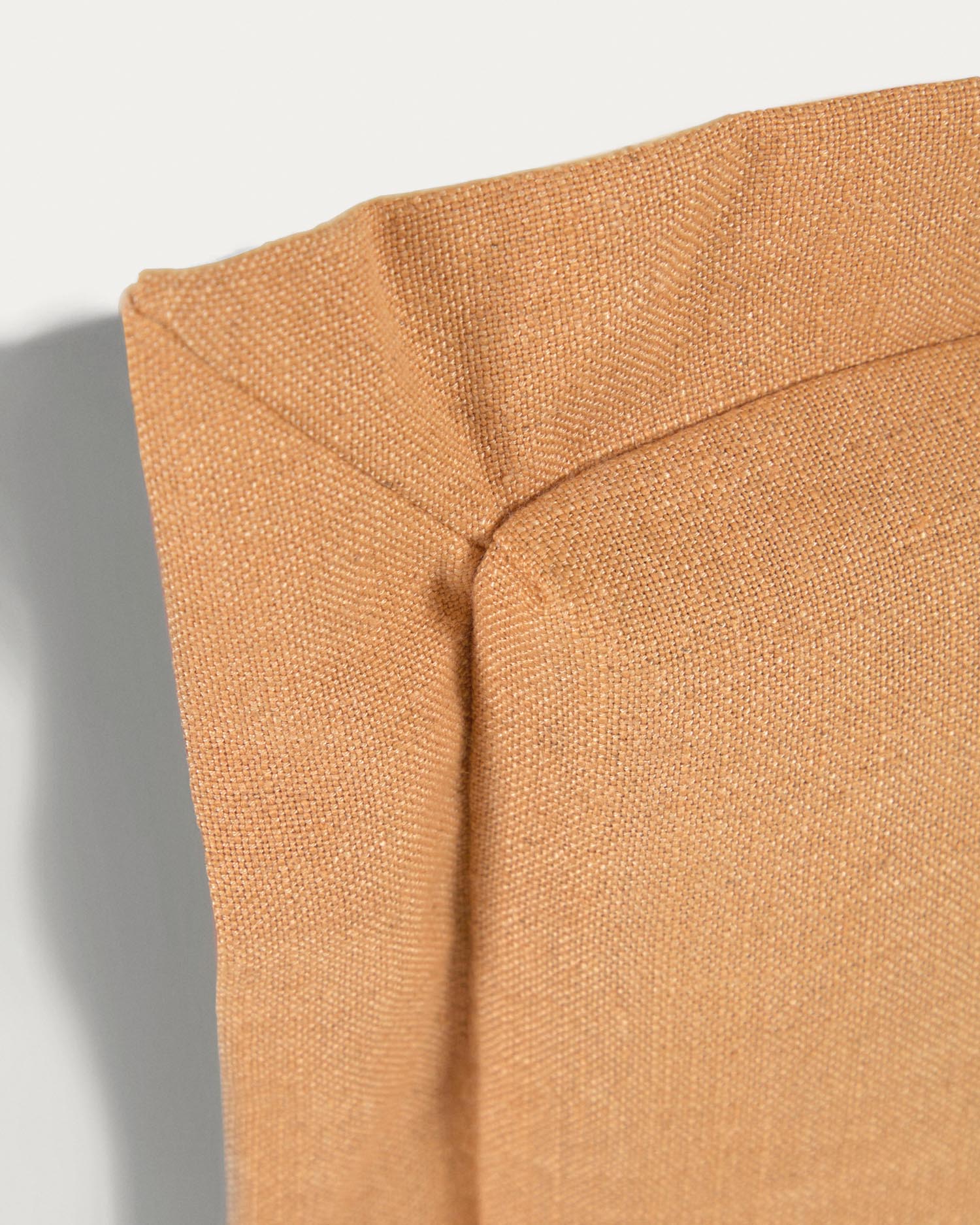 Gestalten Sie Ihr Schlafzimmer stilvoll mit dem Tanit Bettkopfteil in senfgelb von Kave Home. Der abnehmbare Leinenbezug vereinfacht die Reinigung und sorgt für ein frisches Ambiente.