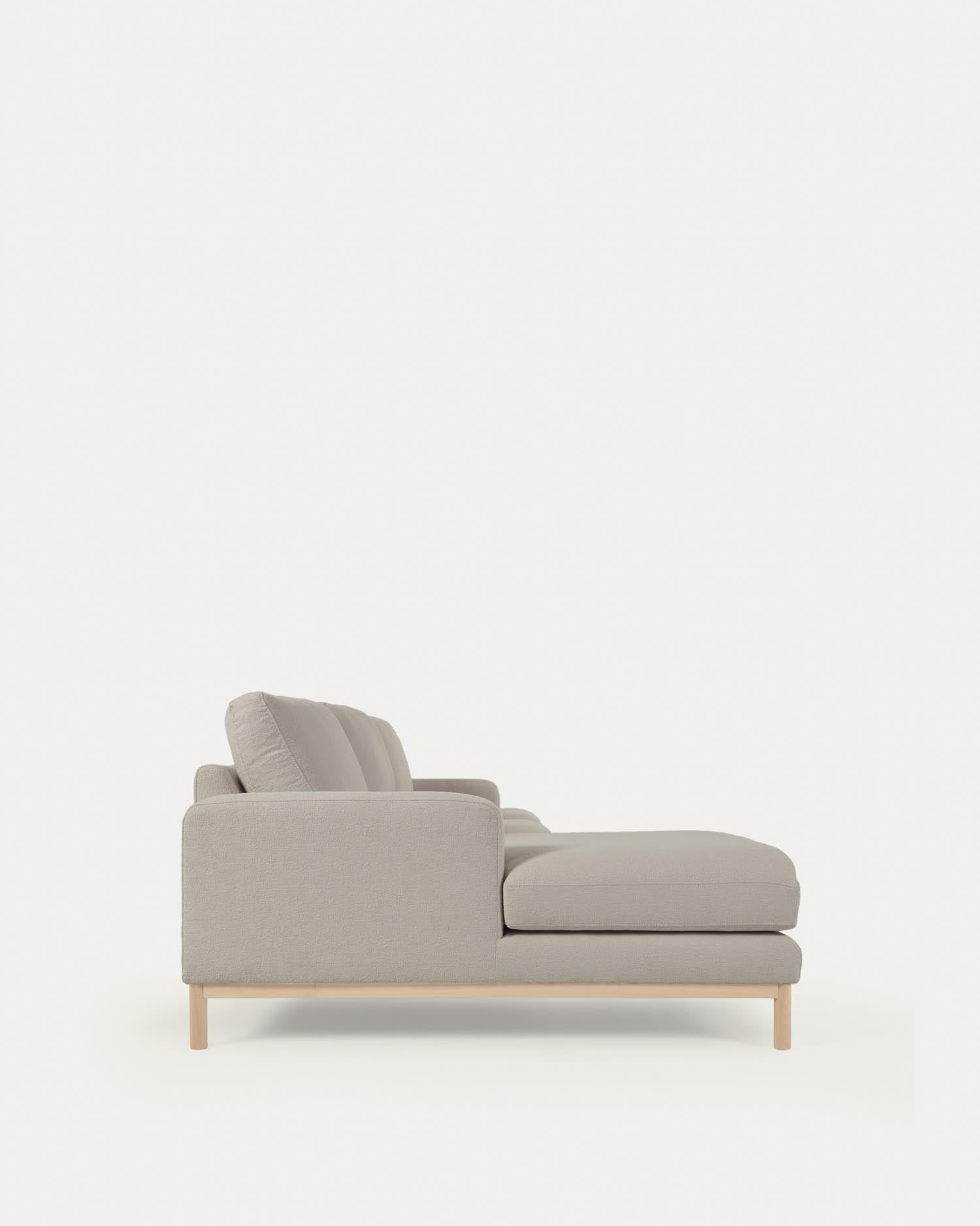 Entdecke das stilvolle Sofa Mihaela von Kave Home: 3-Sitzer mit Chaiselongue links, umweltfreundlicher Mikro-Bouclé-Bezug in modernem Grau.