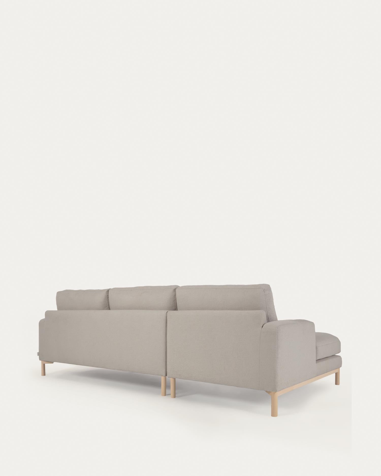 Erlebe das elegante Sofa Mihaela von Kave Home: 3-Sitzer mit linksseitiger Chaiselongue, umweltfreundlicher Mikro-Bouclé-Bezug in stilvollem Grau.