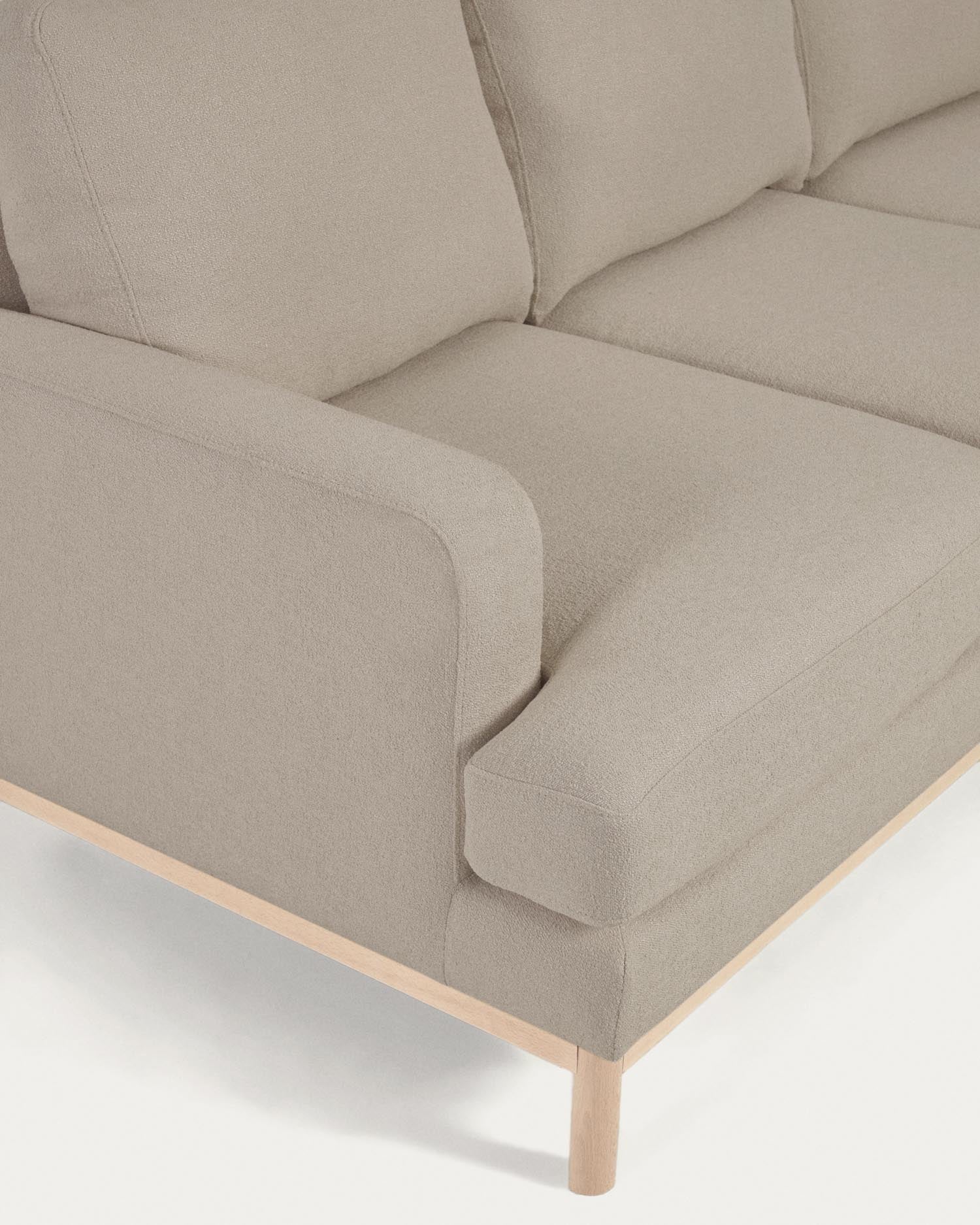 Entdecke das Sofa Mihaela von Kave Home: 3-Sitzer mit Chaiselongue links, umweltfreundlicher Mikro-Bouclé-Bezug in modernem Grau, ideal für dein Wohnzimmer.