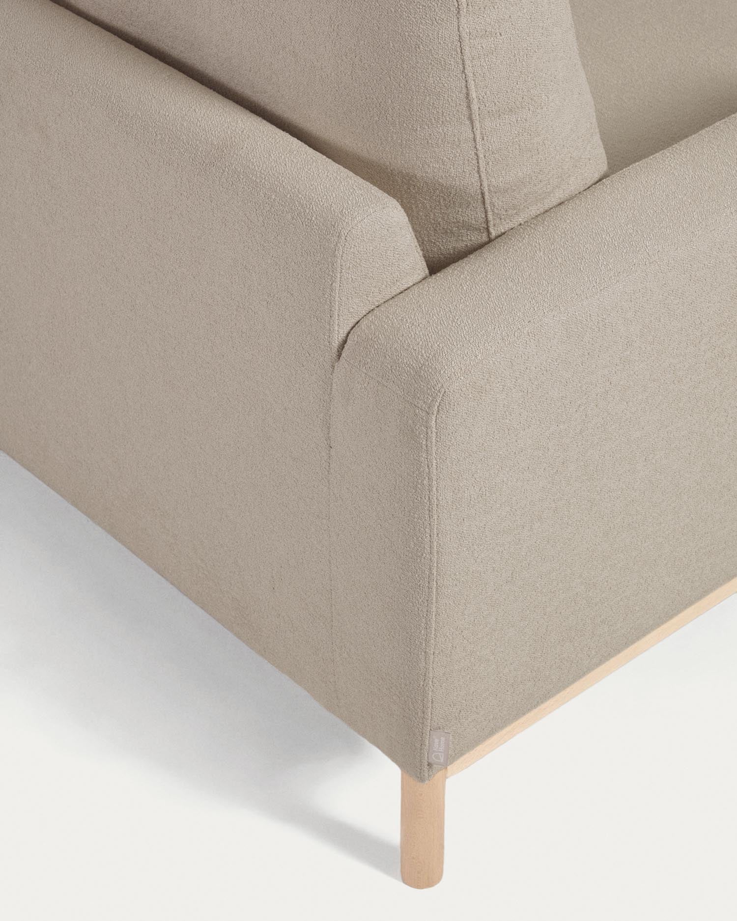 Entdecke das Sofa Mihaela von Kave Home: 3-Sitzer mit linksseitiger Chaiselongue, umweltfreundlicher Mikro-Bouclé-Bezug in modernem Grau, ideal für stilvolle Wohnräume.