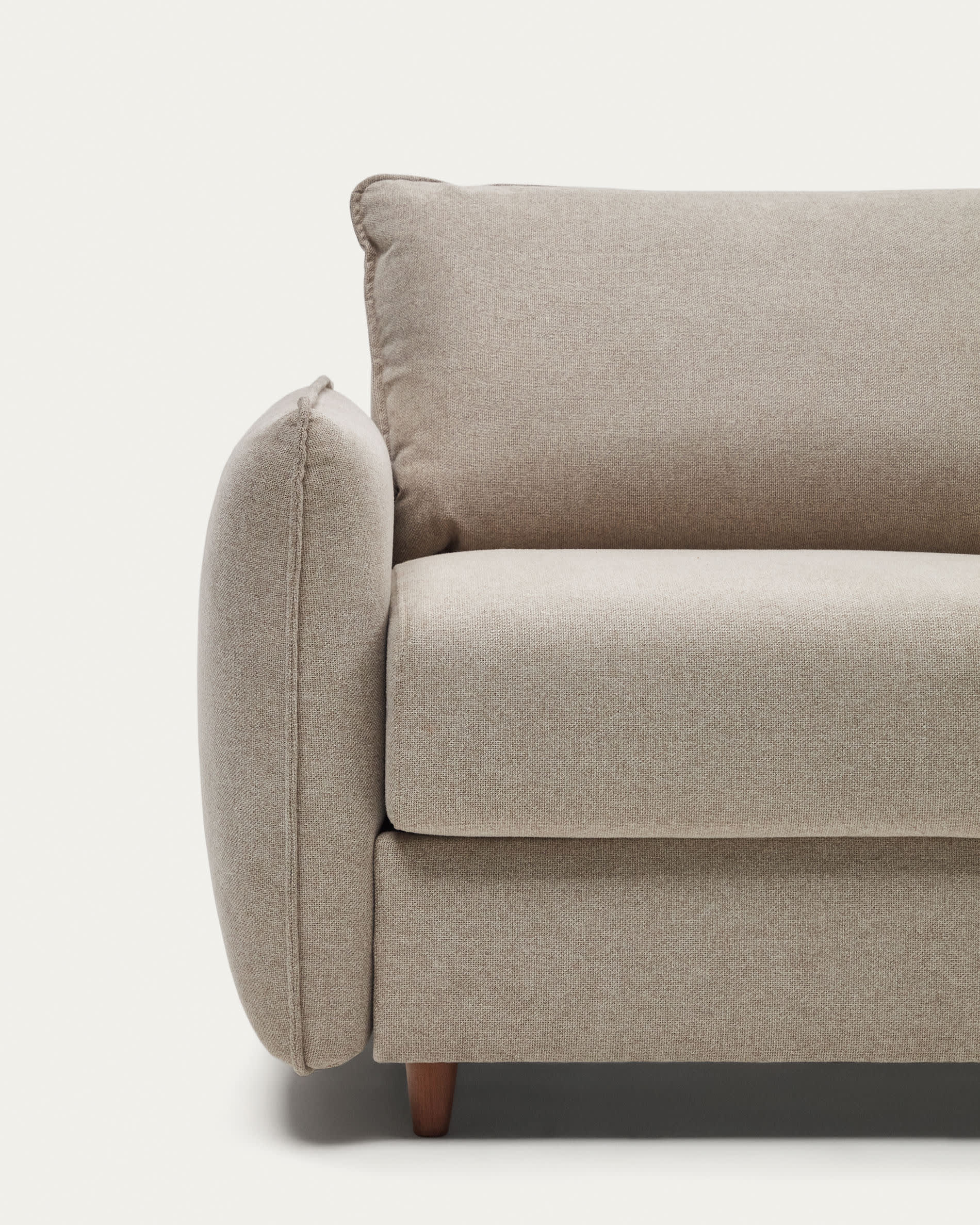 Beige 2-Sitzer Bettsofa Carlota von Kave Home: Nachhaltig, stilvoll und komfortabel mit recycelter Füllung und robusten Buchenholzbeinen.