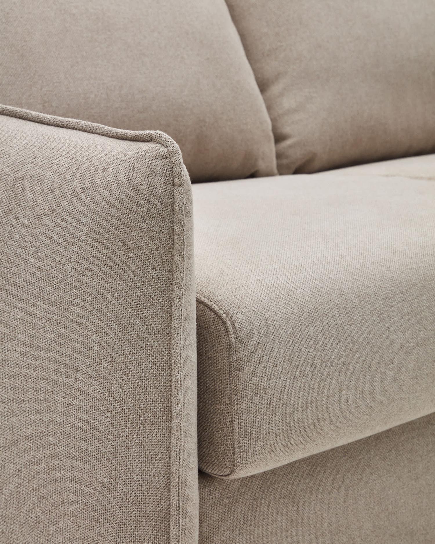 Entdecken Sie das elegante 2-Sitzer Bettsofa Carlota in Beige von Kave Home. Nachhaltig, bequem und ideal für jedes Zuhause.