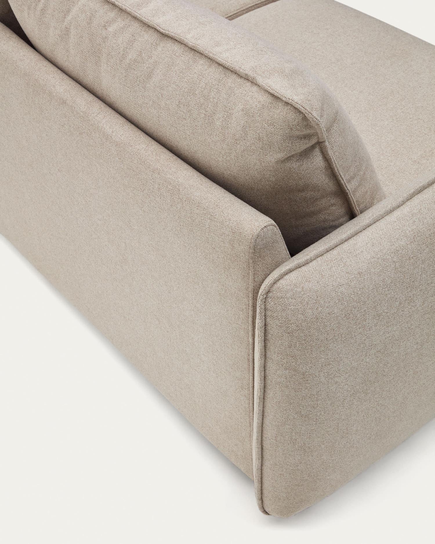 Entdecken Sie das elegante 2-Sitzer Bettsofa Carlota in sanftem Beige. Nachhaltig, bequem und ideal für Ihr Zuhause.