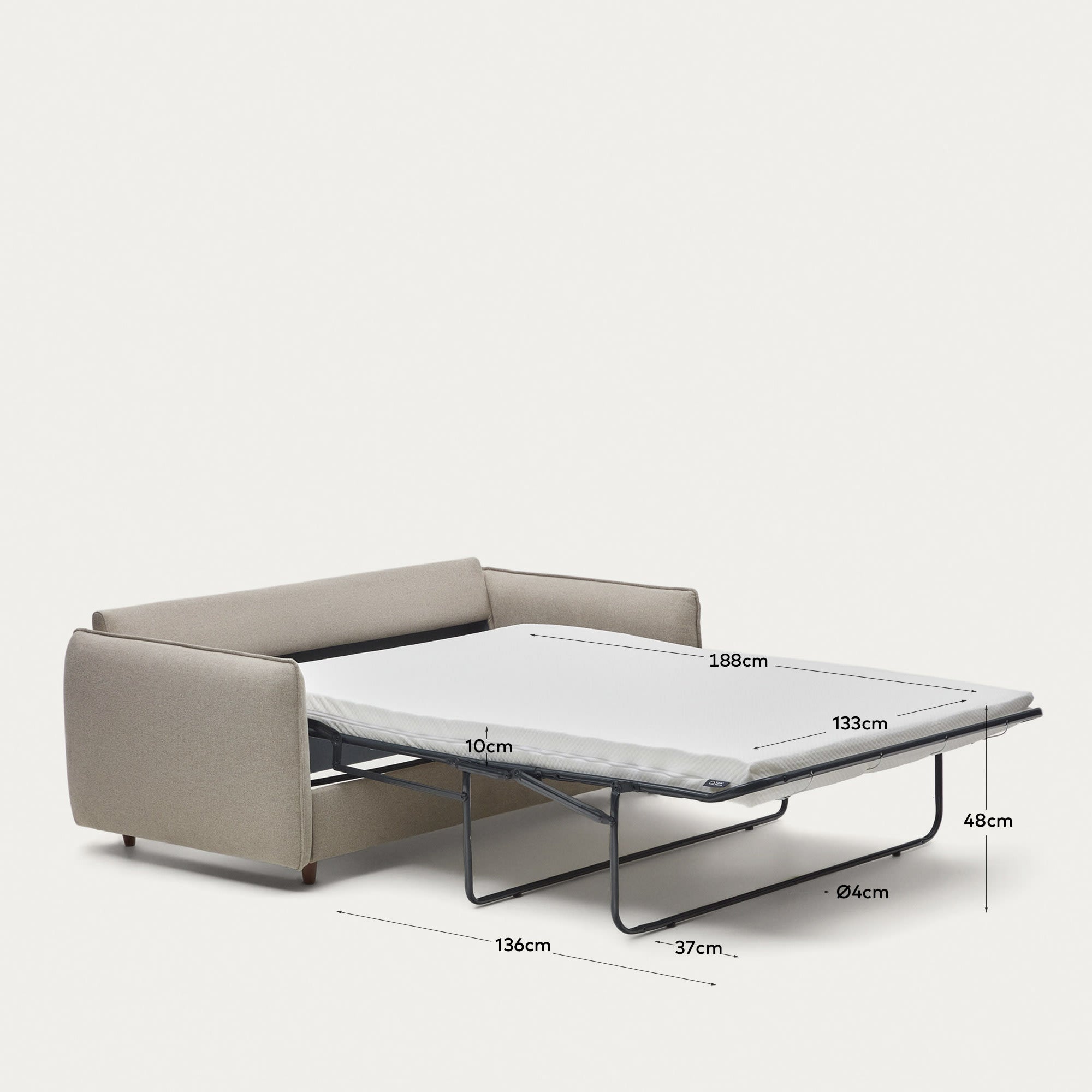 Entdecken Sie das stilvolle 2-Sitzer Bettsofa Carlota in Beige von Kave Home. Nachhaltig, komfortabel und perfekt für jedes Zuhause.