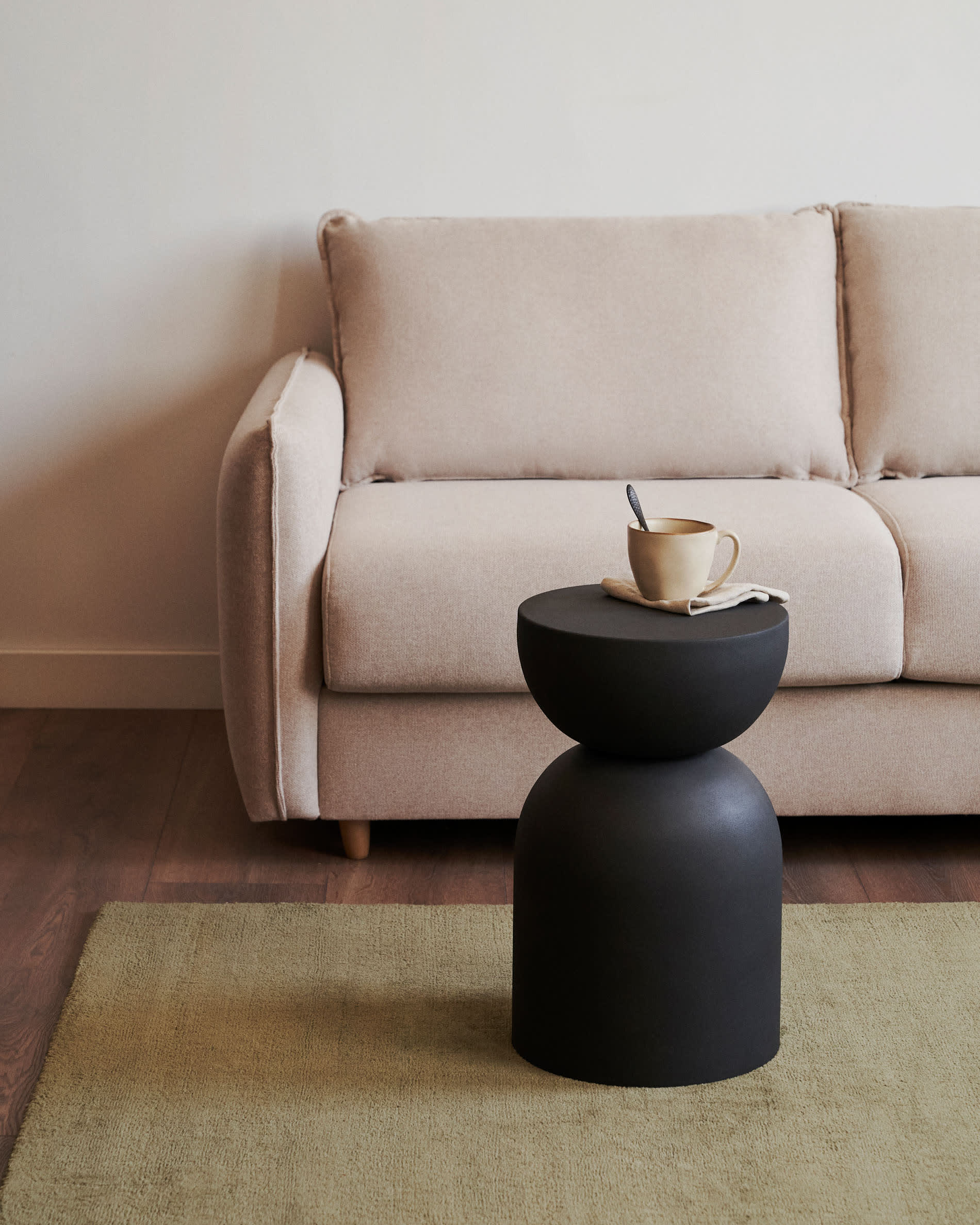 Das Carlota Bettsofa in Beige, 2-Sitzer, aus Chenille, kombiniert Komfort und Stil mit nachhaltigem FSC-zertifiziertem Holz.