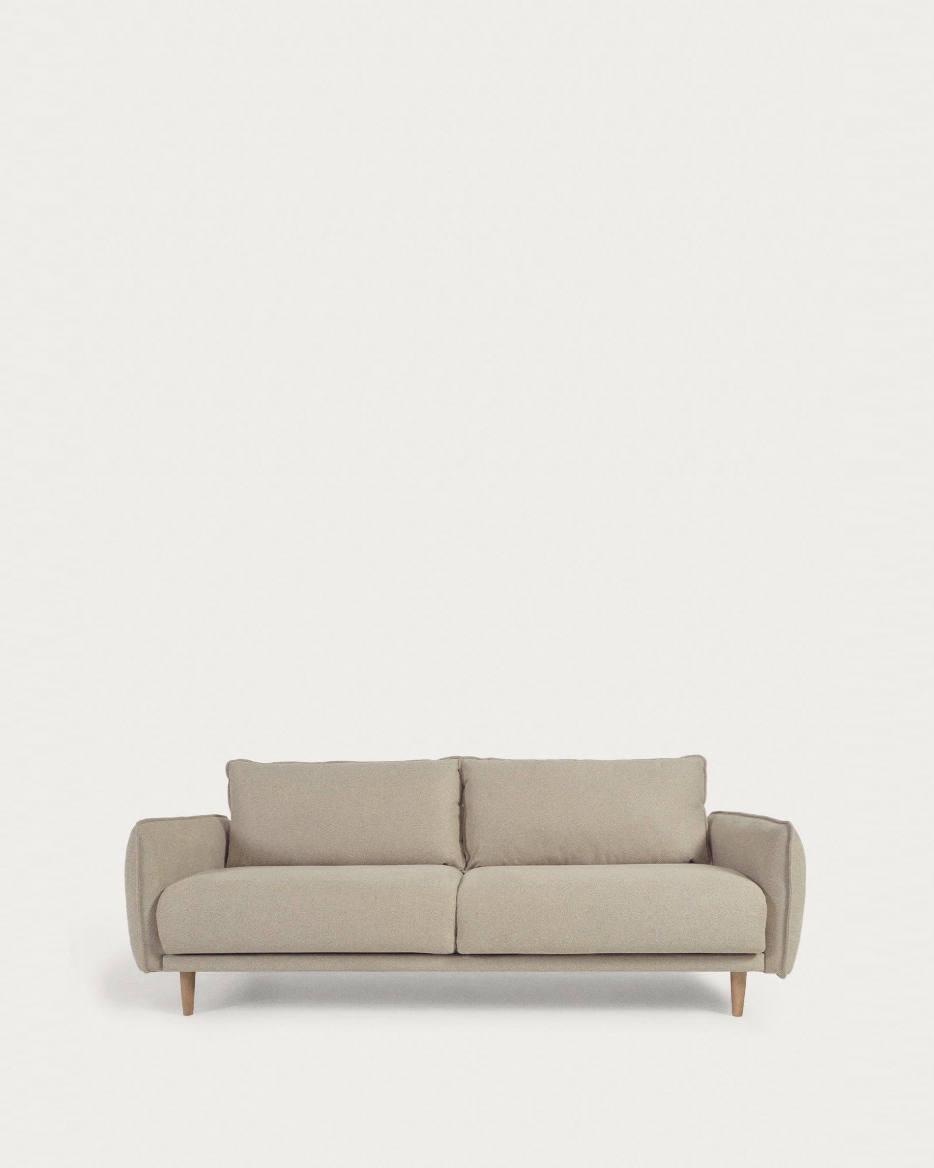 Erleben Sie das stilvolle Sofa Carlota in Beige für 3 Personen von Kave Home. Perfekt für gemütliche Abende und nachhaltigen Wohnkomfort.