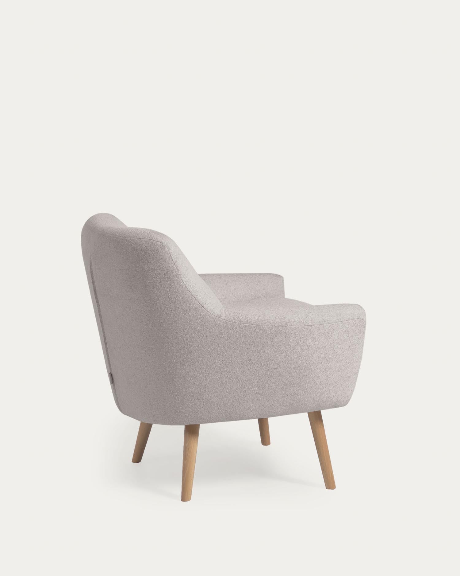 Eleganter Candela Sessel in Grau aus weichem Mikro-Bouclé. Ideal für dein Wohnzimmer, bietet er höchsten Komfort und nachhaltige Qualität.