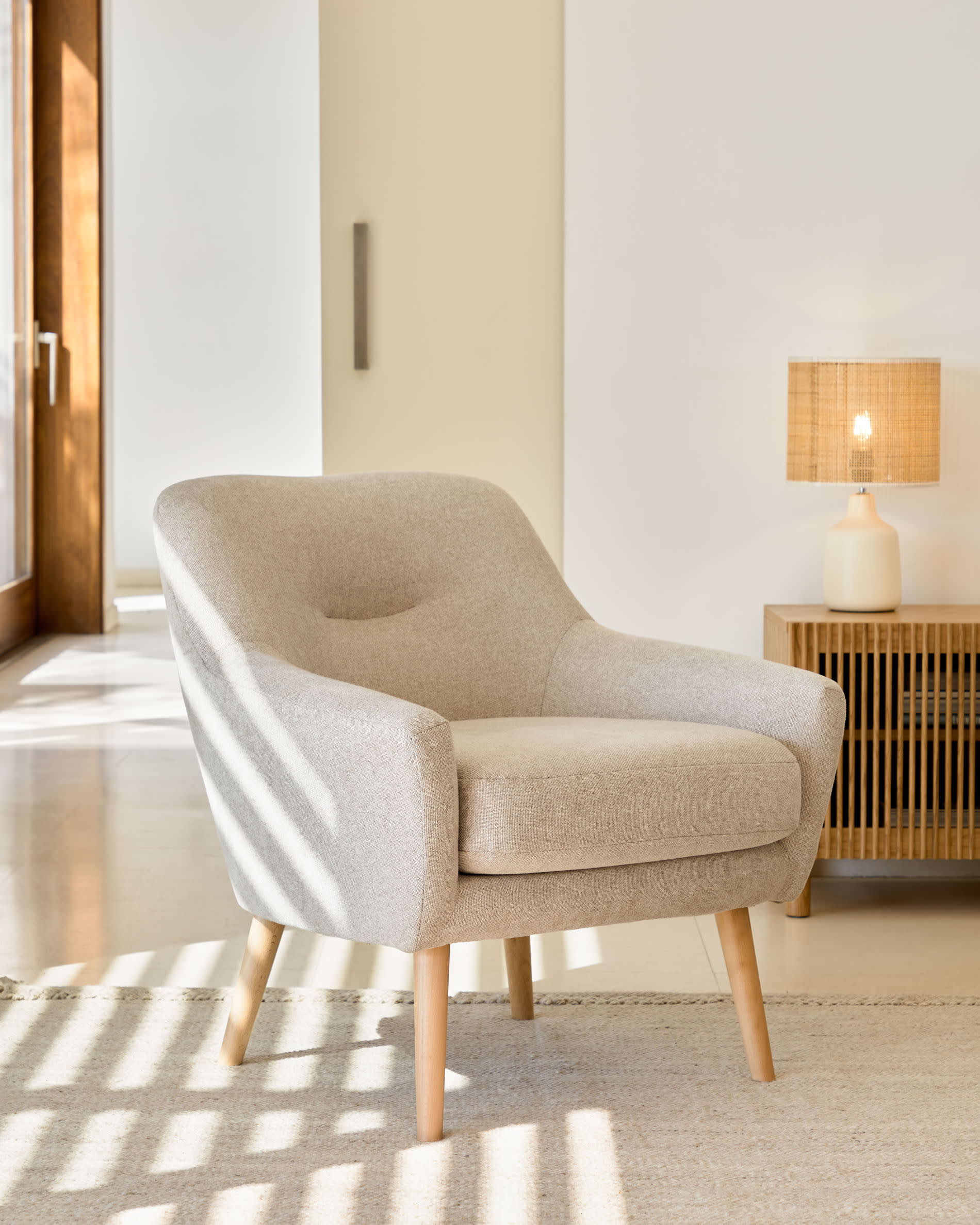 Beige Candela Sessel von Kave Home: Hochwertiger Stoff, optimale Polsterung und umweltfreundliches Gestell für stilvolles Wohnen.